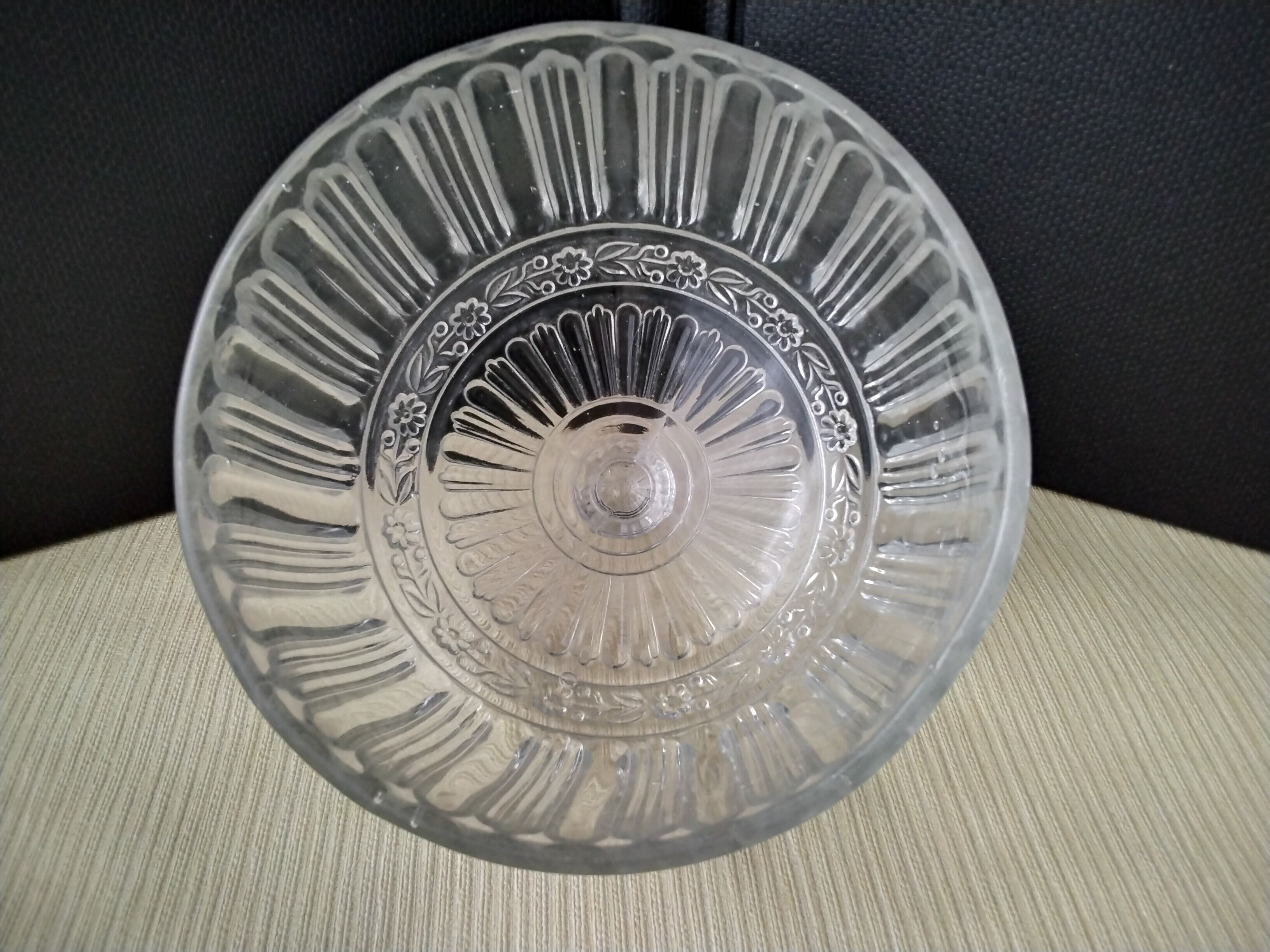 Cheese bell made of moulded pressed glass