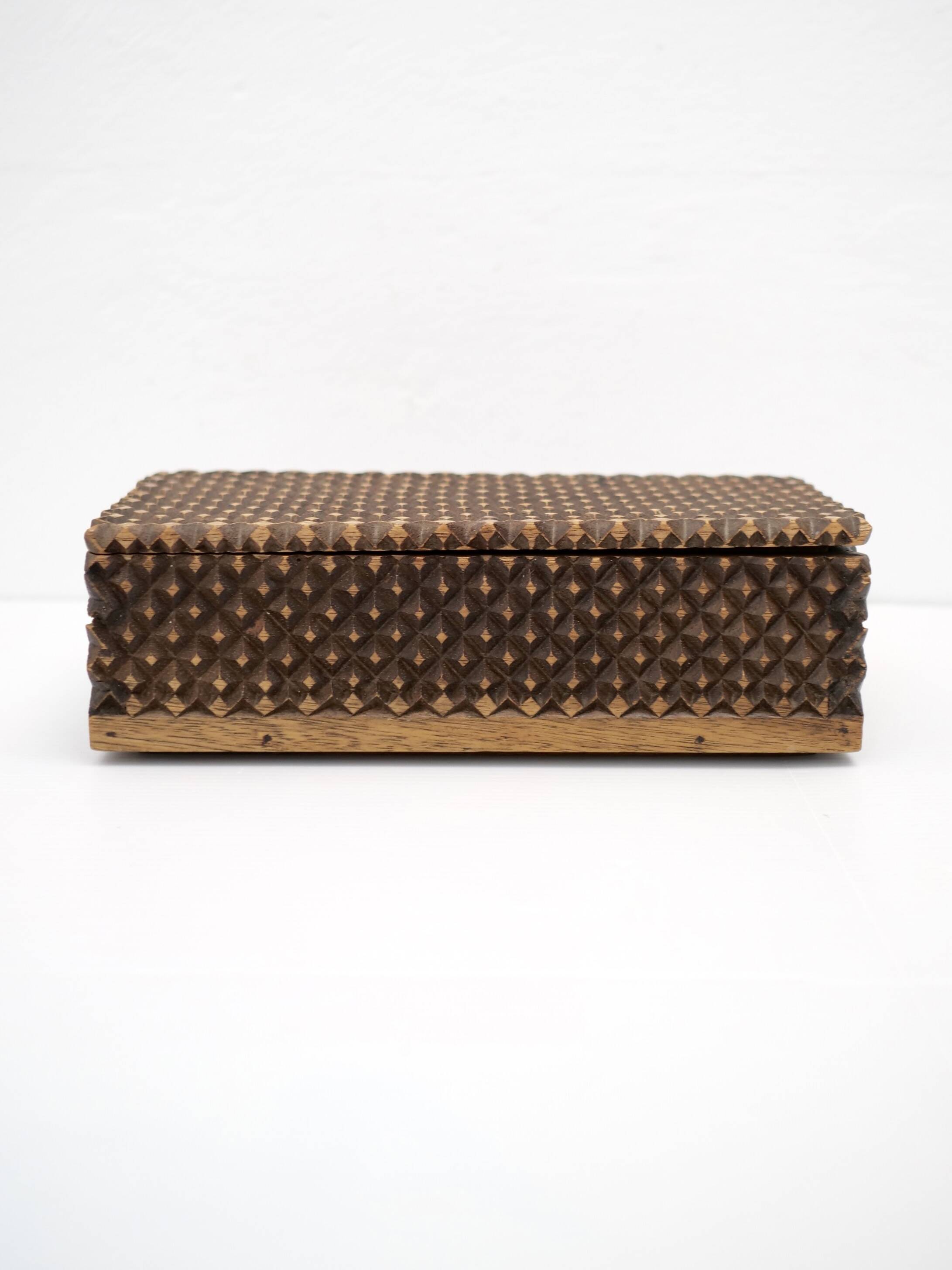 Brutalist pocket emptier with lid