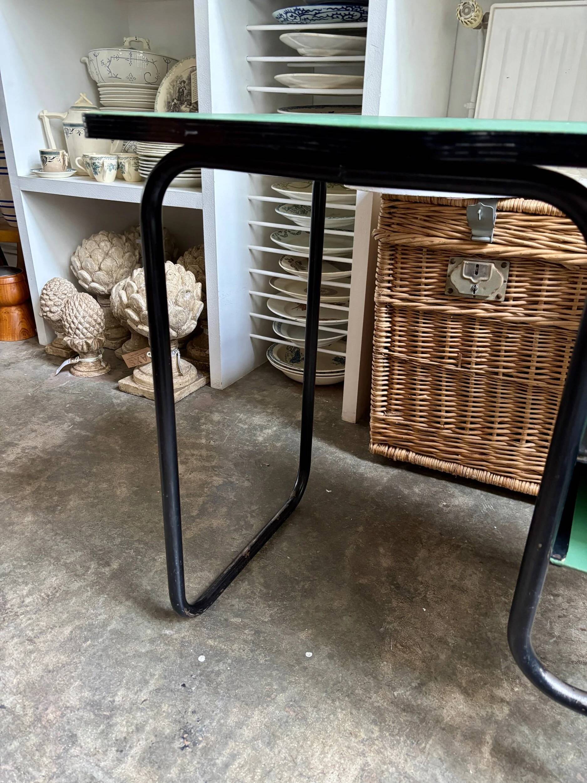 Bureau en métal noir et vinyle vert