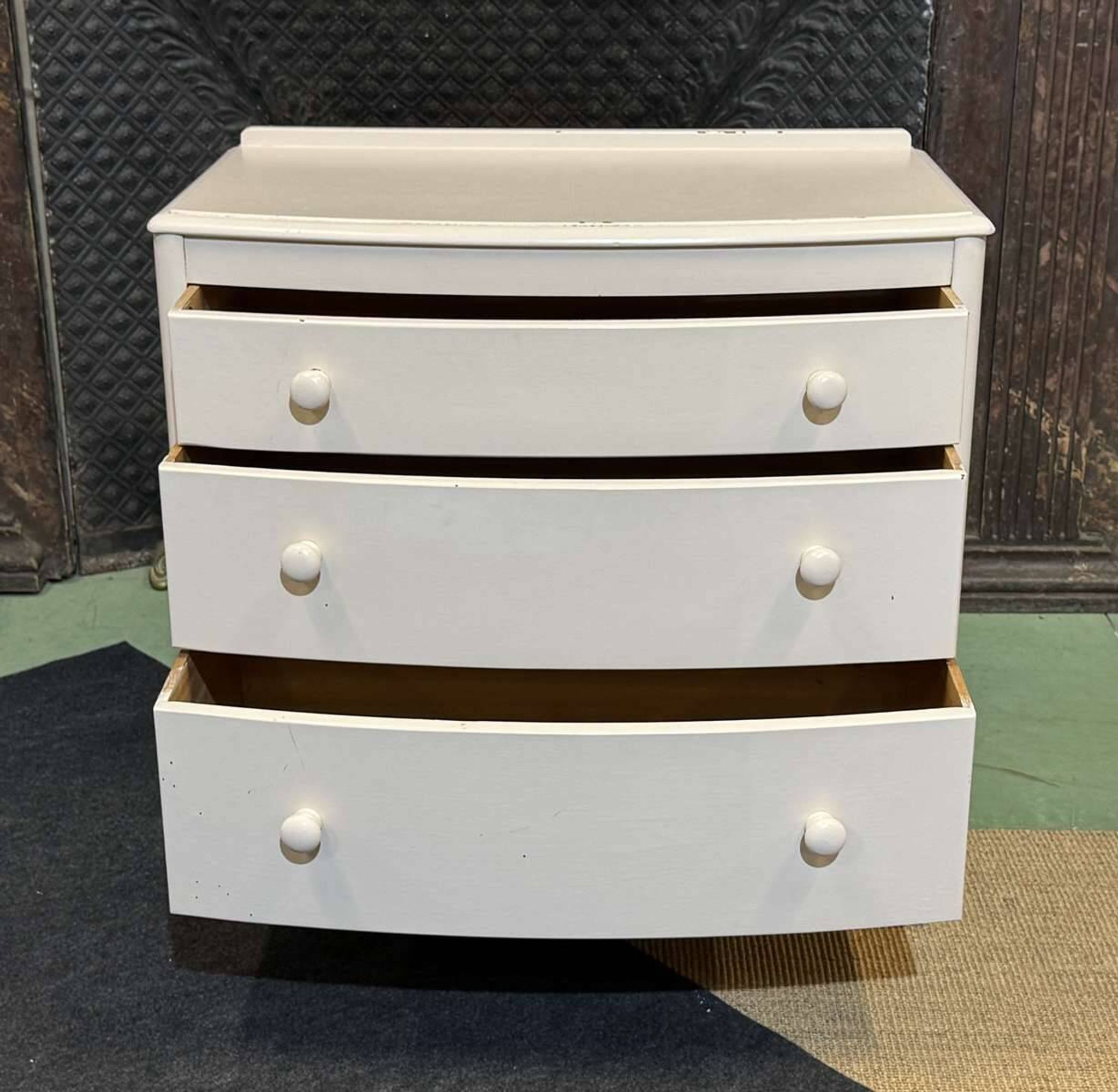 Small English chest of drawers from the 1960s in oak.