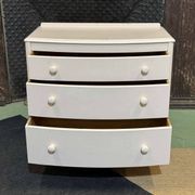 Small English chest of drawers from the 1960s in oak.