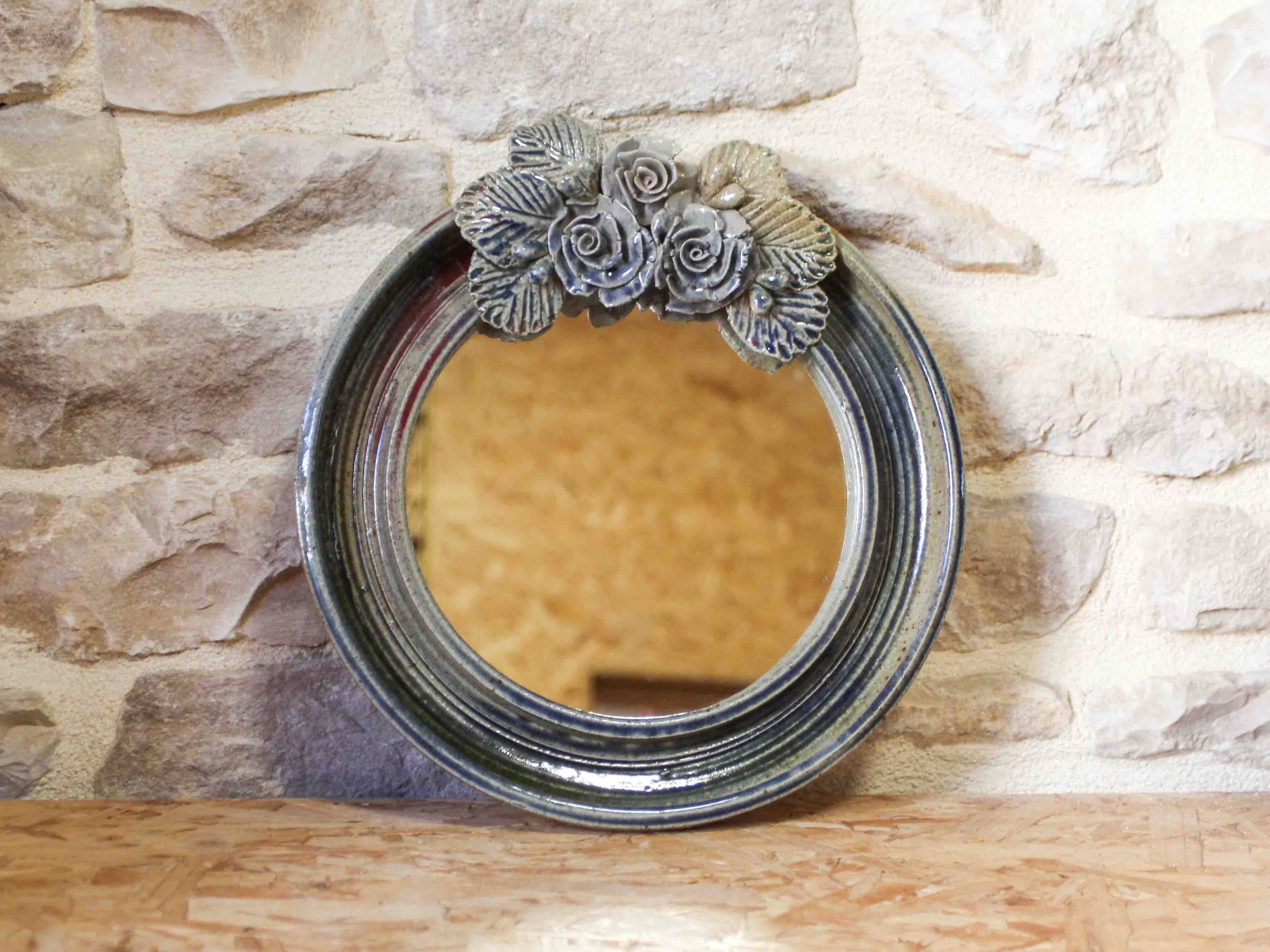 Round ceramic mirror with flower decoration by Catido