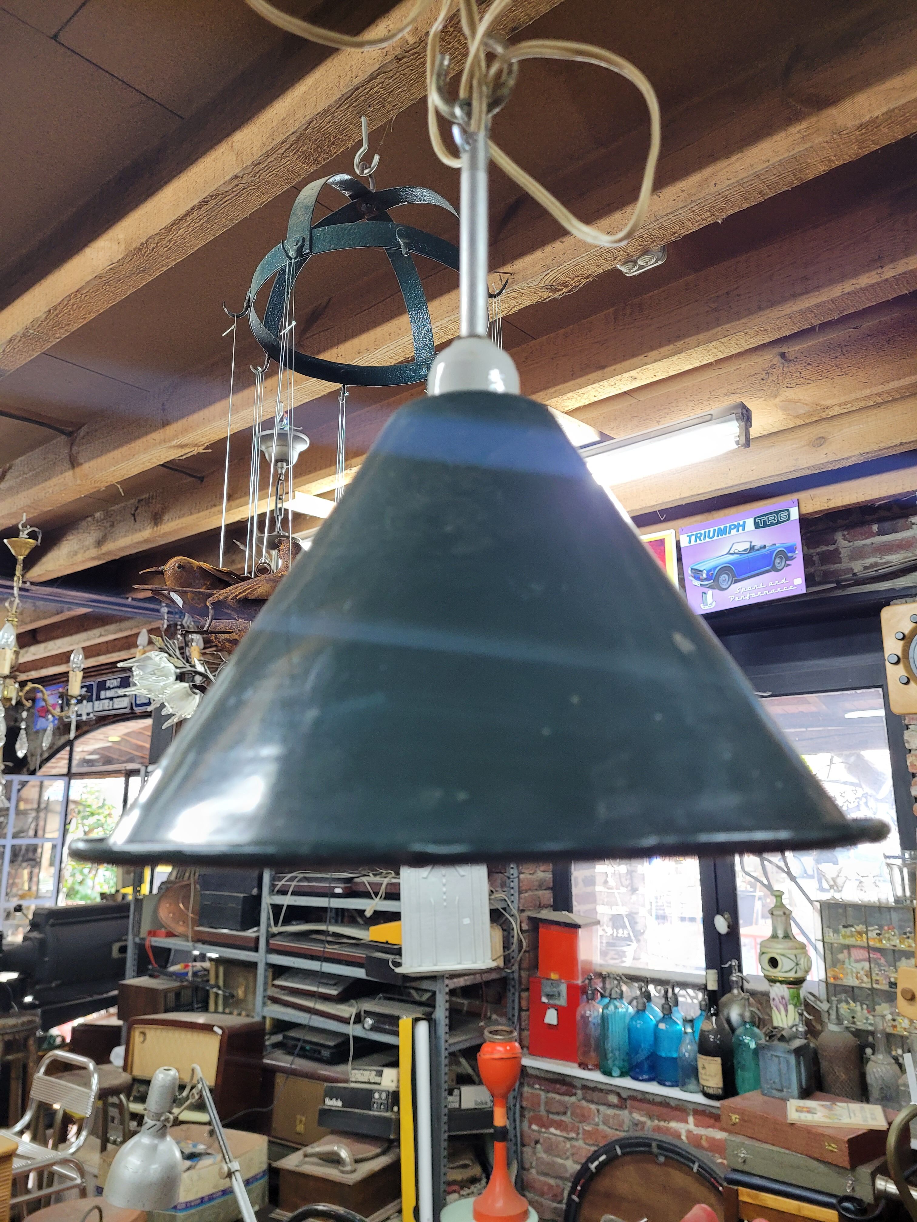 Green and white enamelled suspension