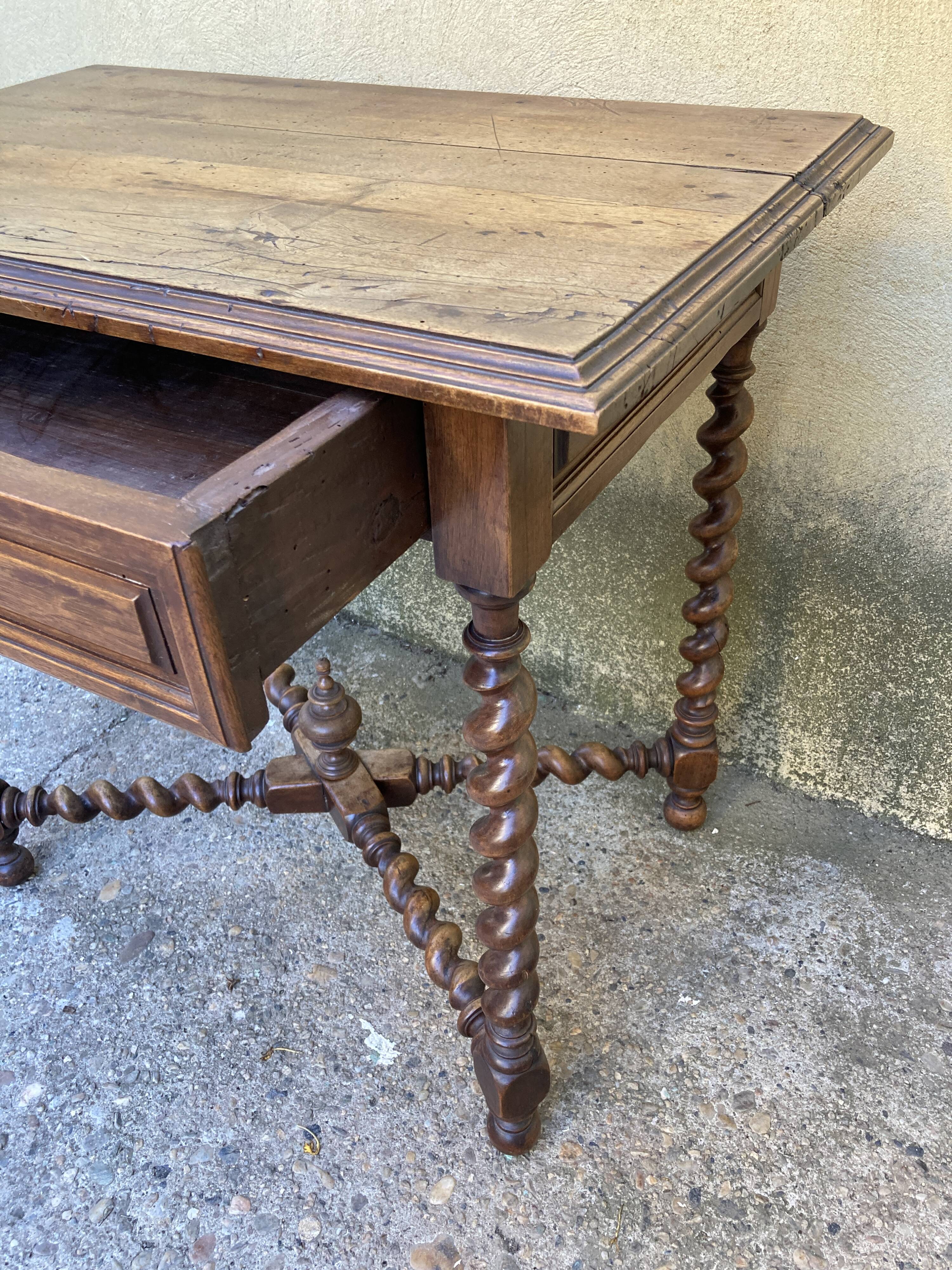 Bureau  entretoises et pieds torsadées - style Louis XIII