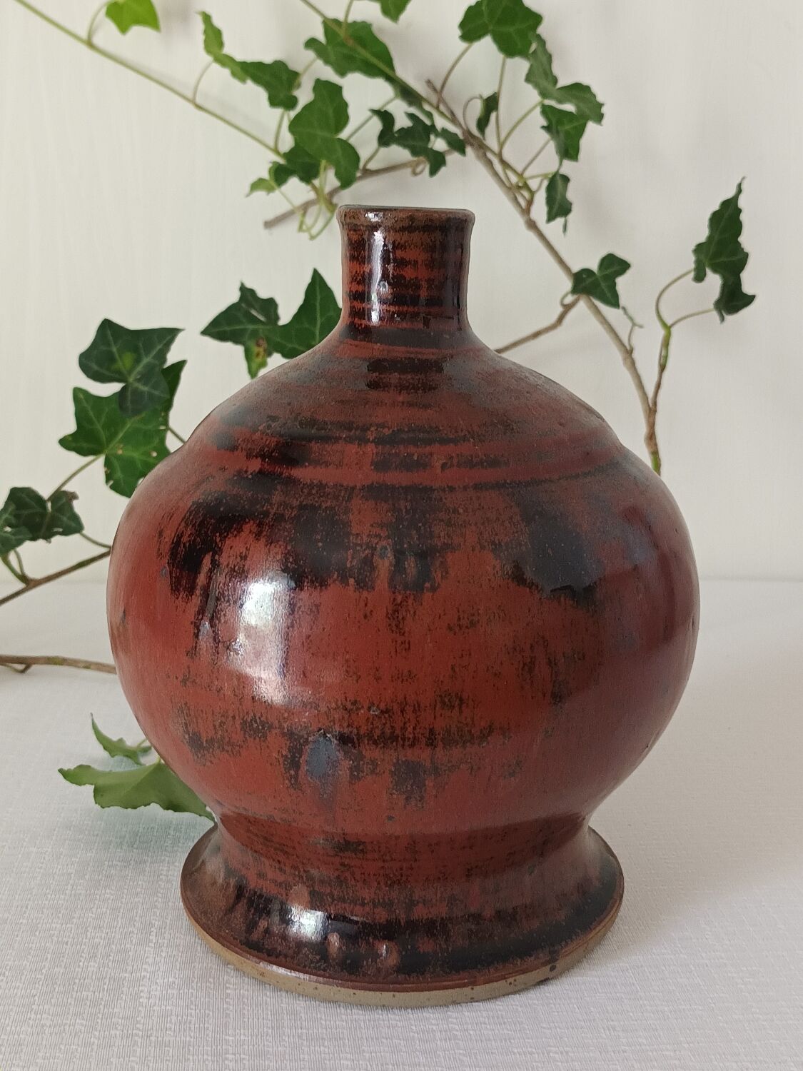 Lamp base in white terracotta stoneware.