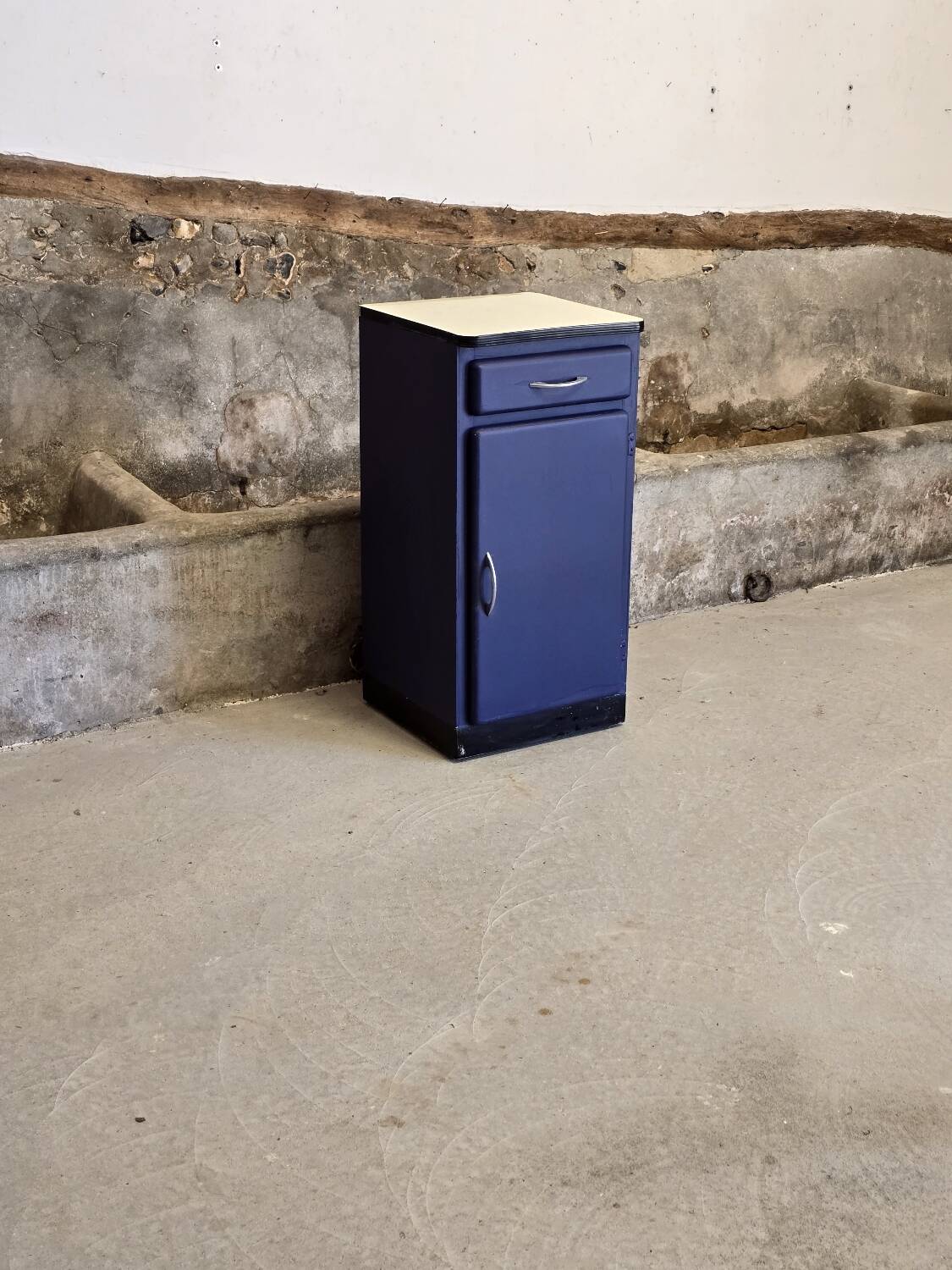 Petit meuble de cuisine Mado 1960 repeint en bleu de Sèvres