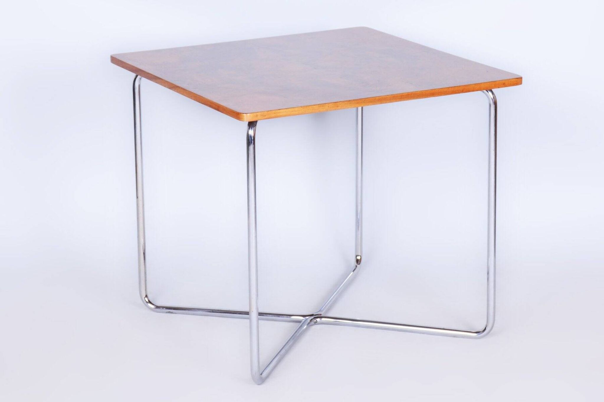 Table Bauhaus en noyer caucasien et chrome attribuée à Robert Slezák, tchèque, années 1930.