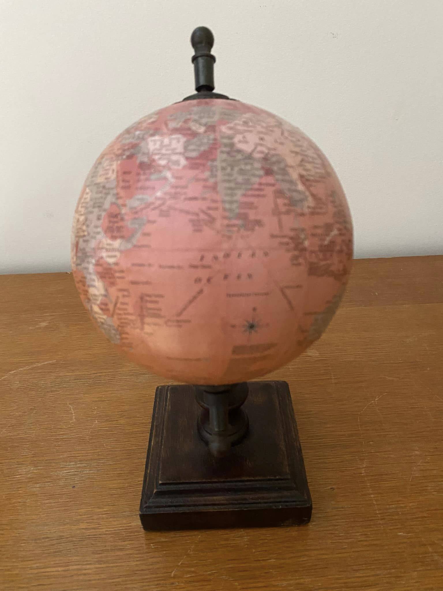 Petit globe terrestre sur pied en bois