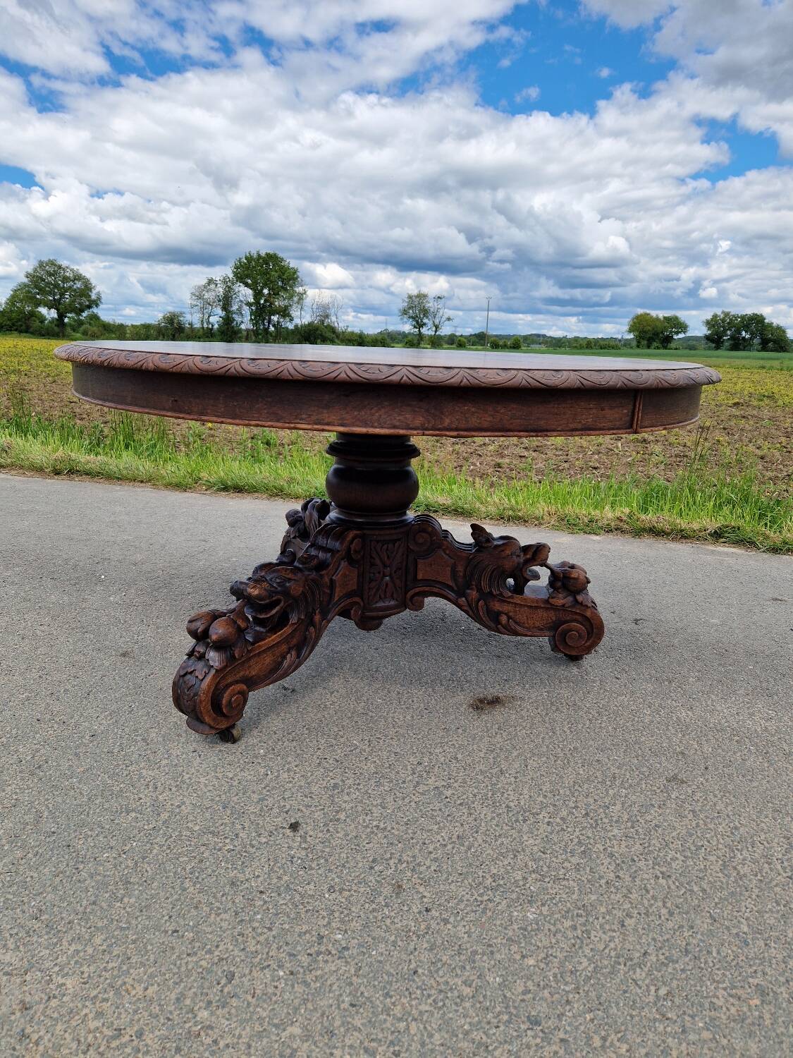 Henri II round table with lion's paw in solid oak