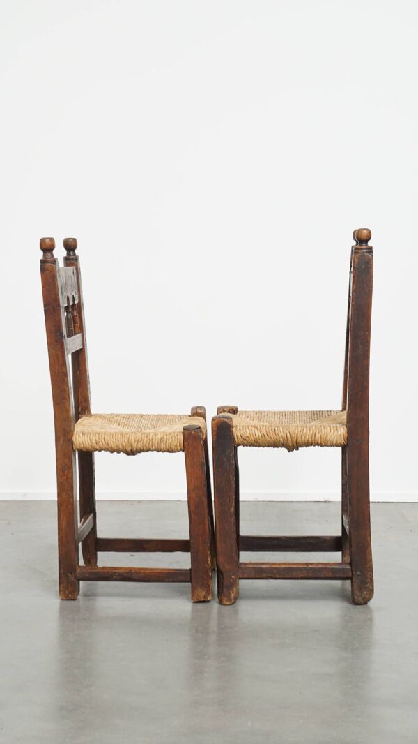 Ensemble de 4 chaises de campagne espagnoles antiques avec sièges en rotin tressé