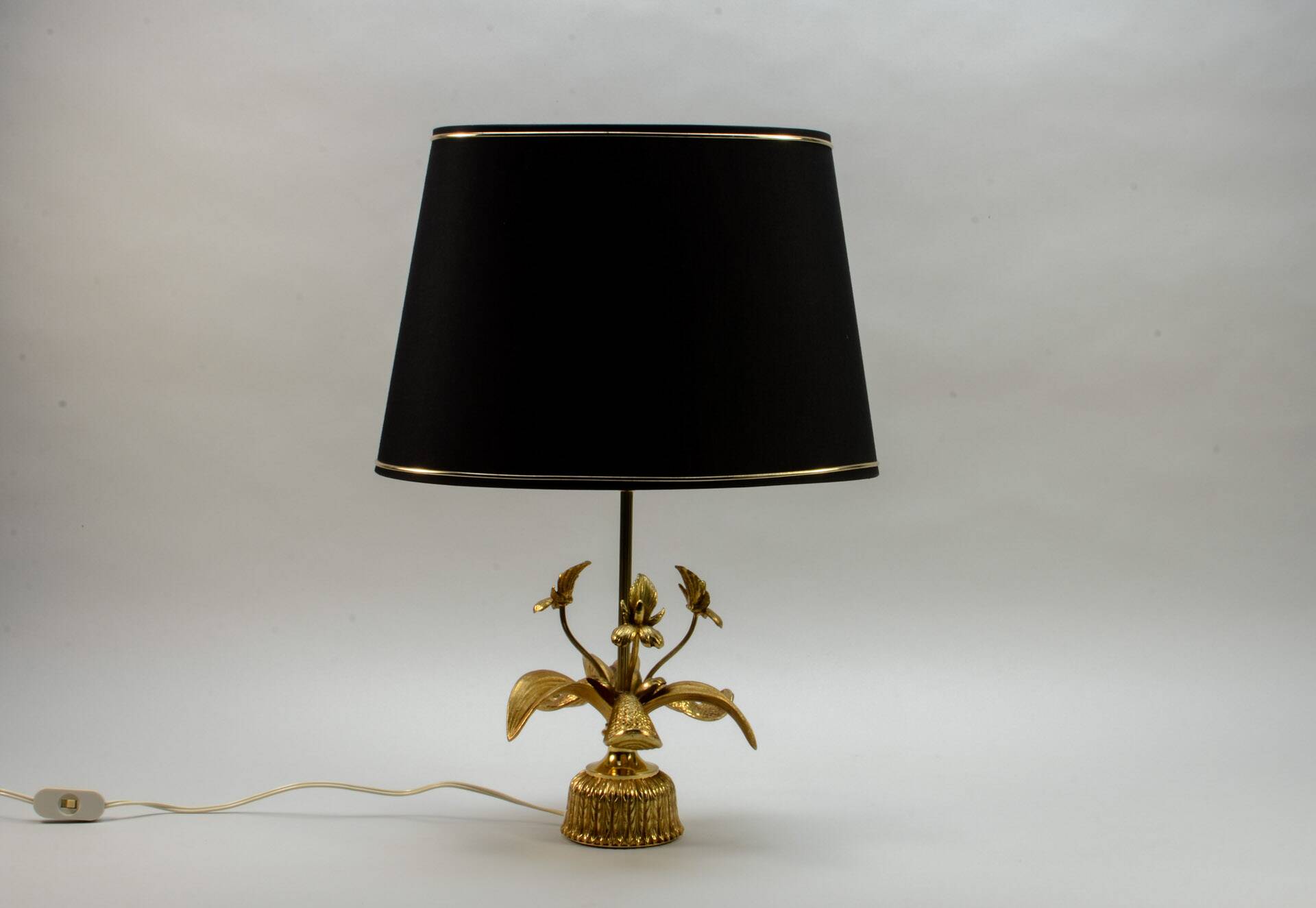 Exclusive Mid-Century Design Brass 'Fleur de Lis' Table Lamp, 1960s