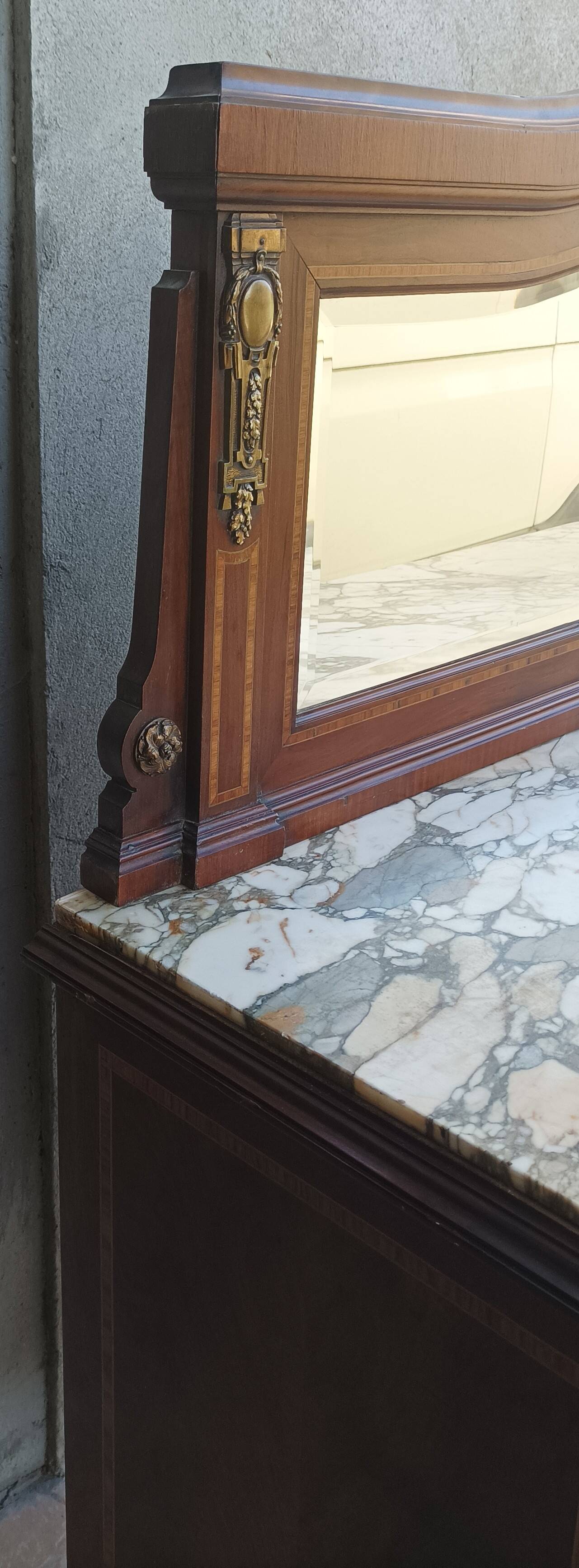 Buffet desserte Louis XVI en placage d'acajou et marqueterie de bois précie