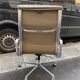 Fauteuil Charles et Ray Eames ea 219 édition Vitra cuir taupe