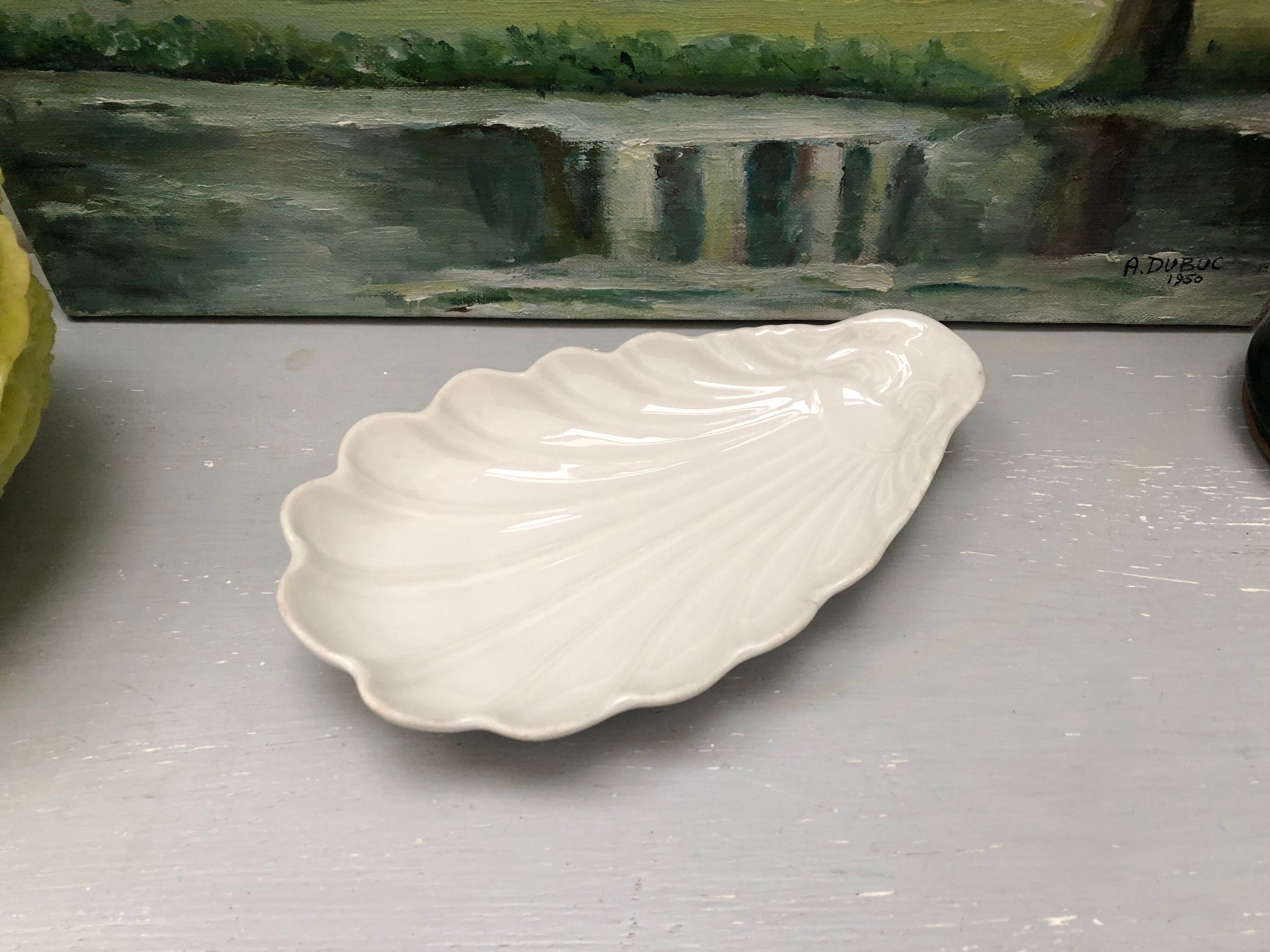 Trinket bowl in antique porcelain, shell-shaped