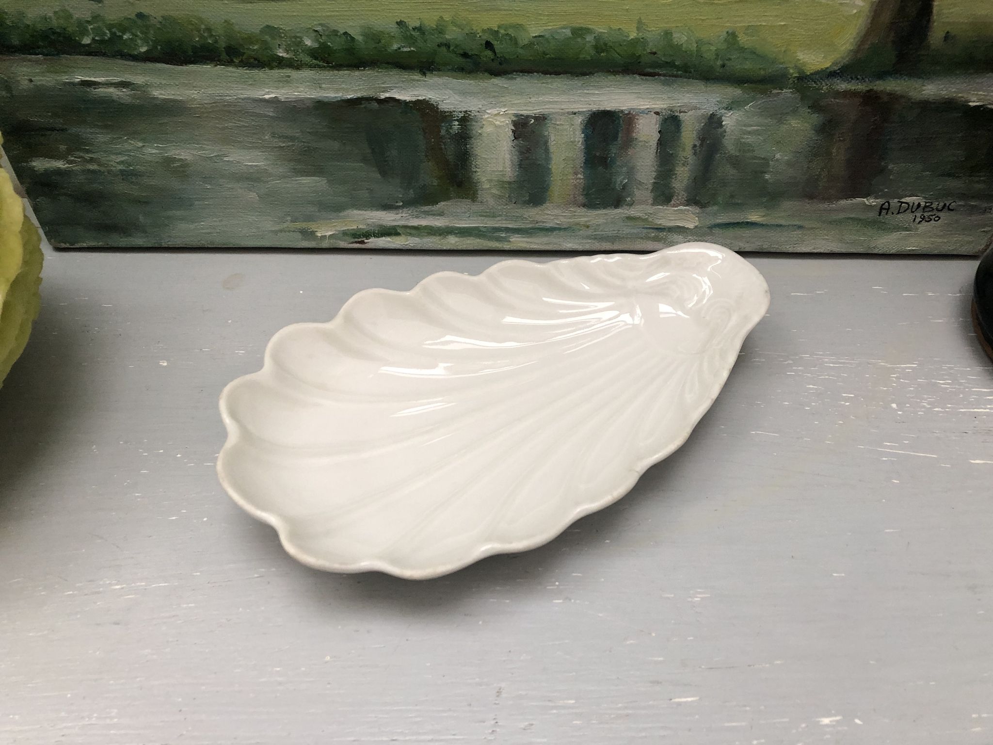 Trinket bowl in antique porcelain, shell-shaped