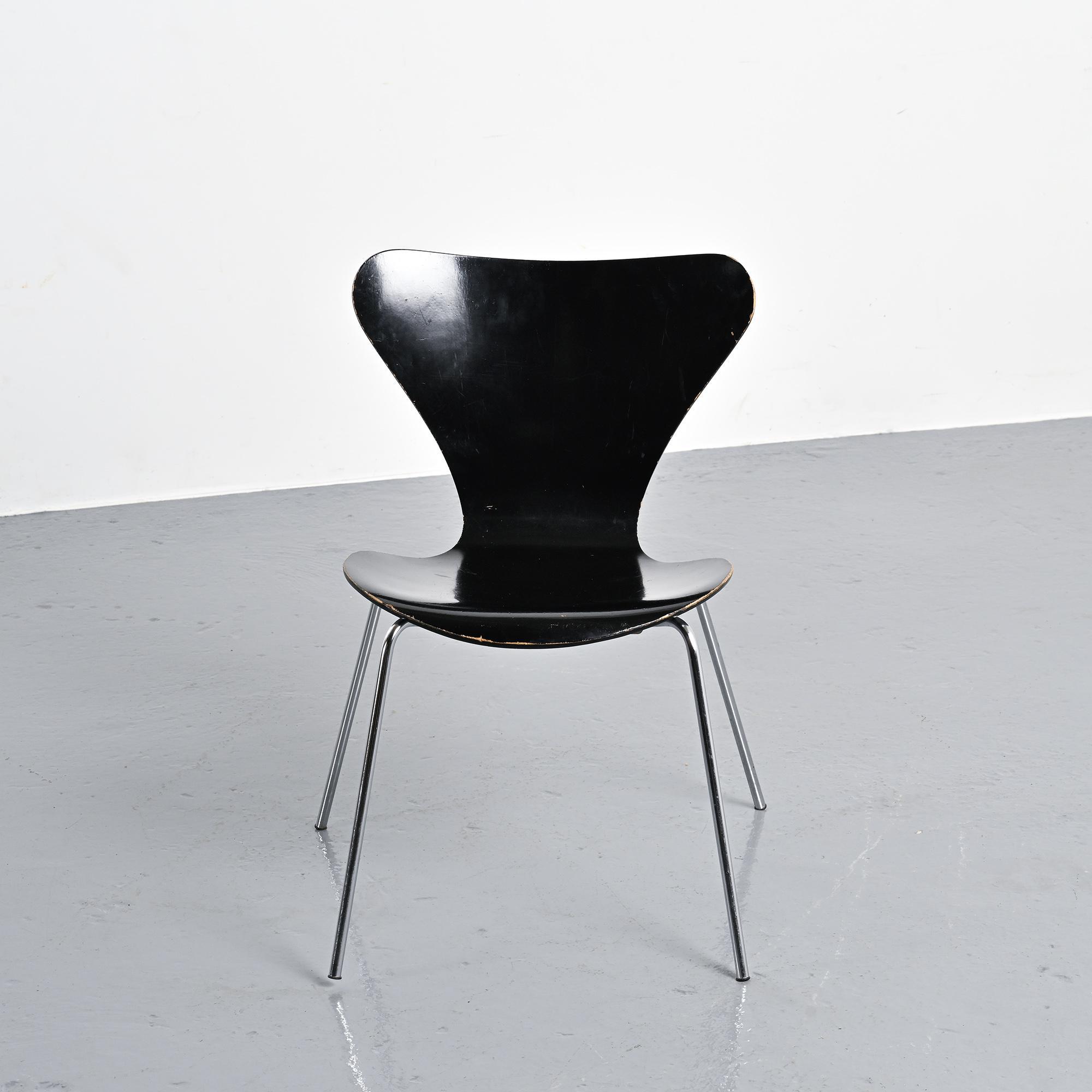Suite de 8 chaises modèle 3107 par Arne Jacobsen, circa 1974
