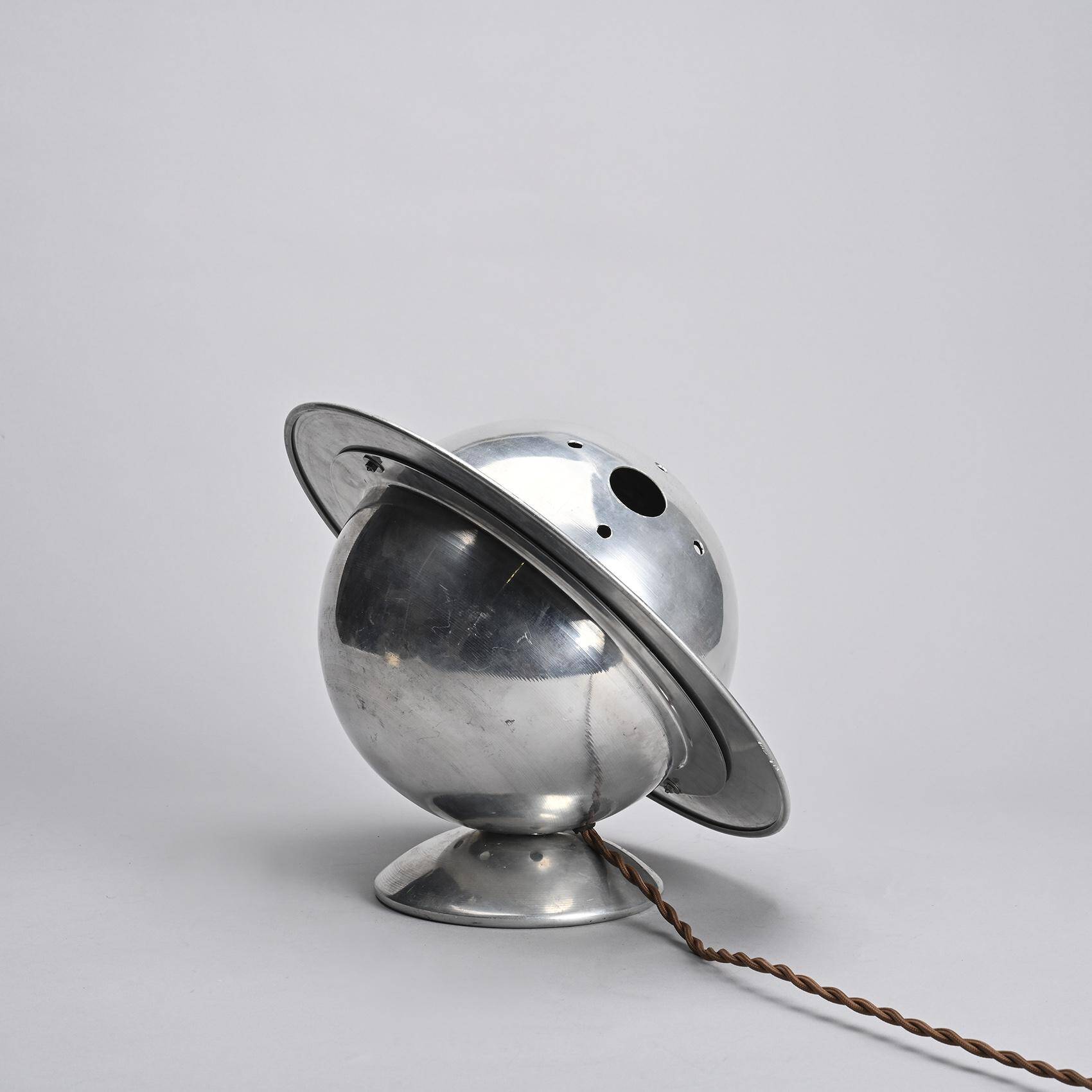 Lampe de table moderniste en aluminium, France, vers 1930