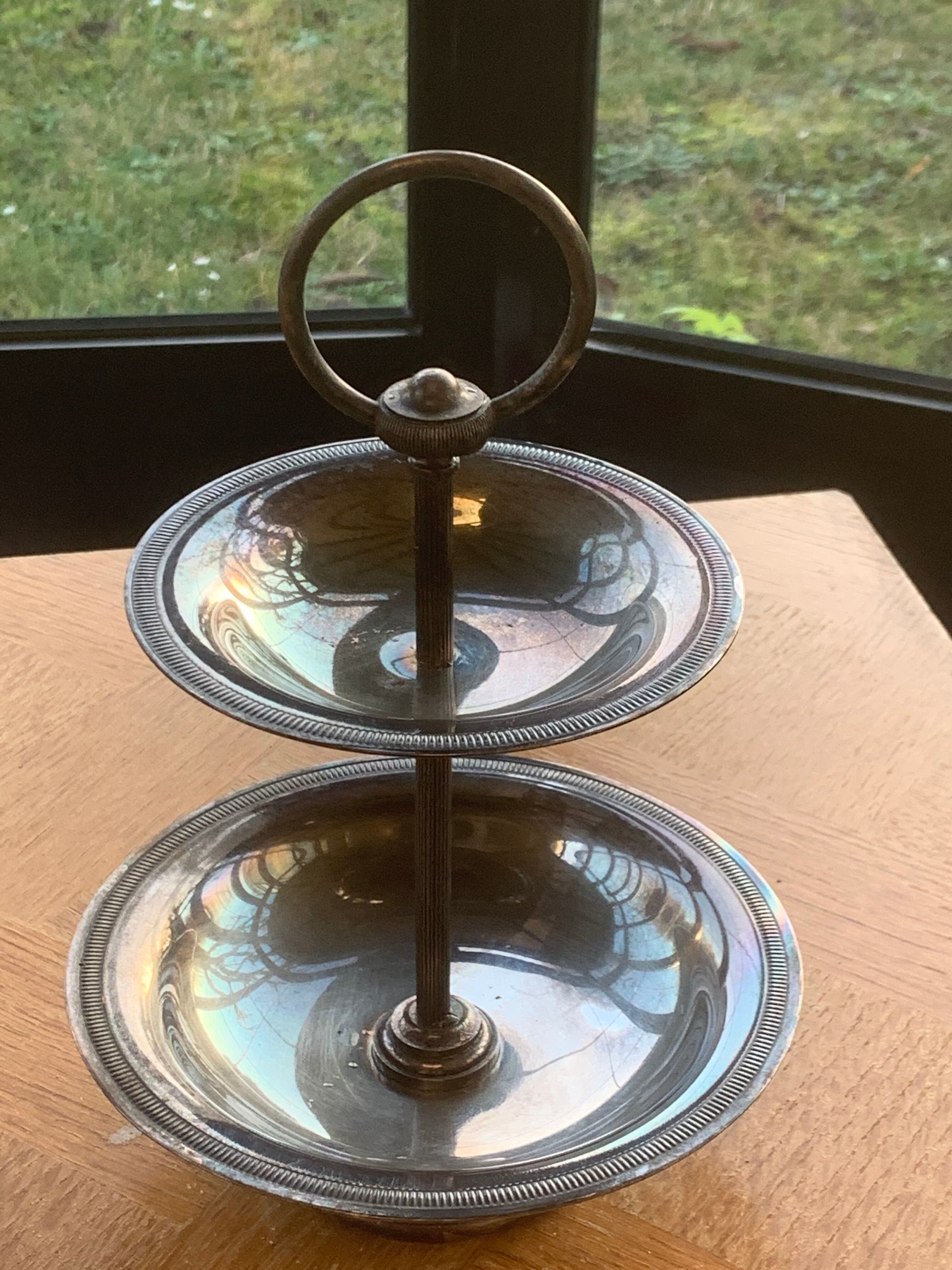 Double cup display in vintage silver metal