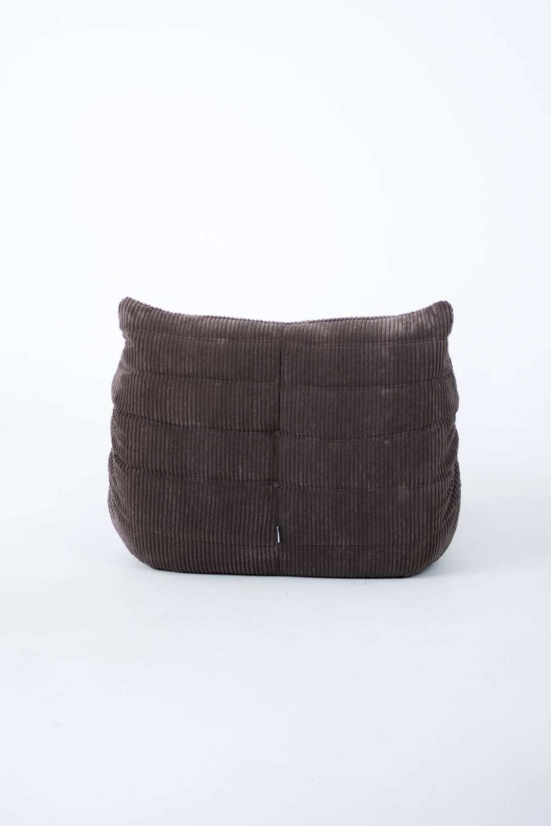 Ensemble de chaise et pouf Togo en velours côtelé marron.