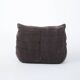 Ensemble de chaise et pouf Togo en velours côtelé marron.