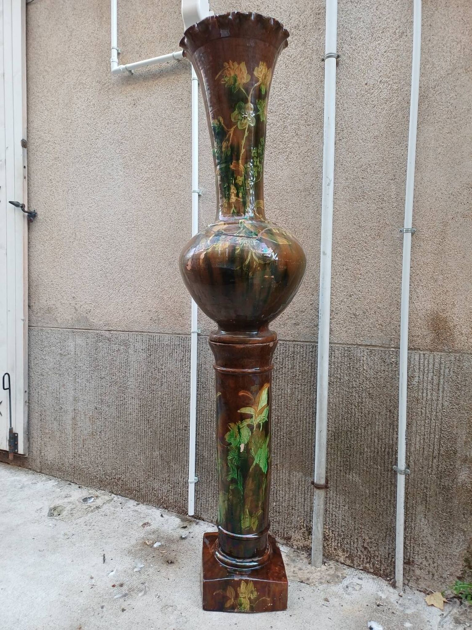 Grand Vase sur colonne en céramique 1.49 mètre époque 1900 en l'état.