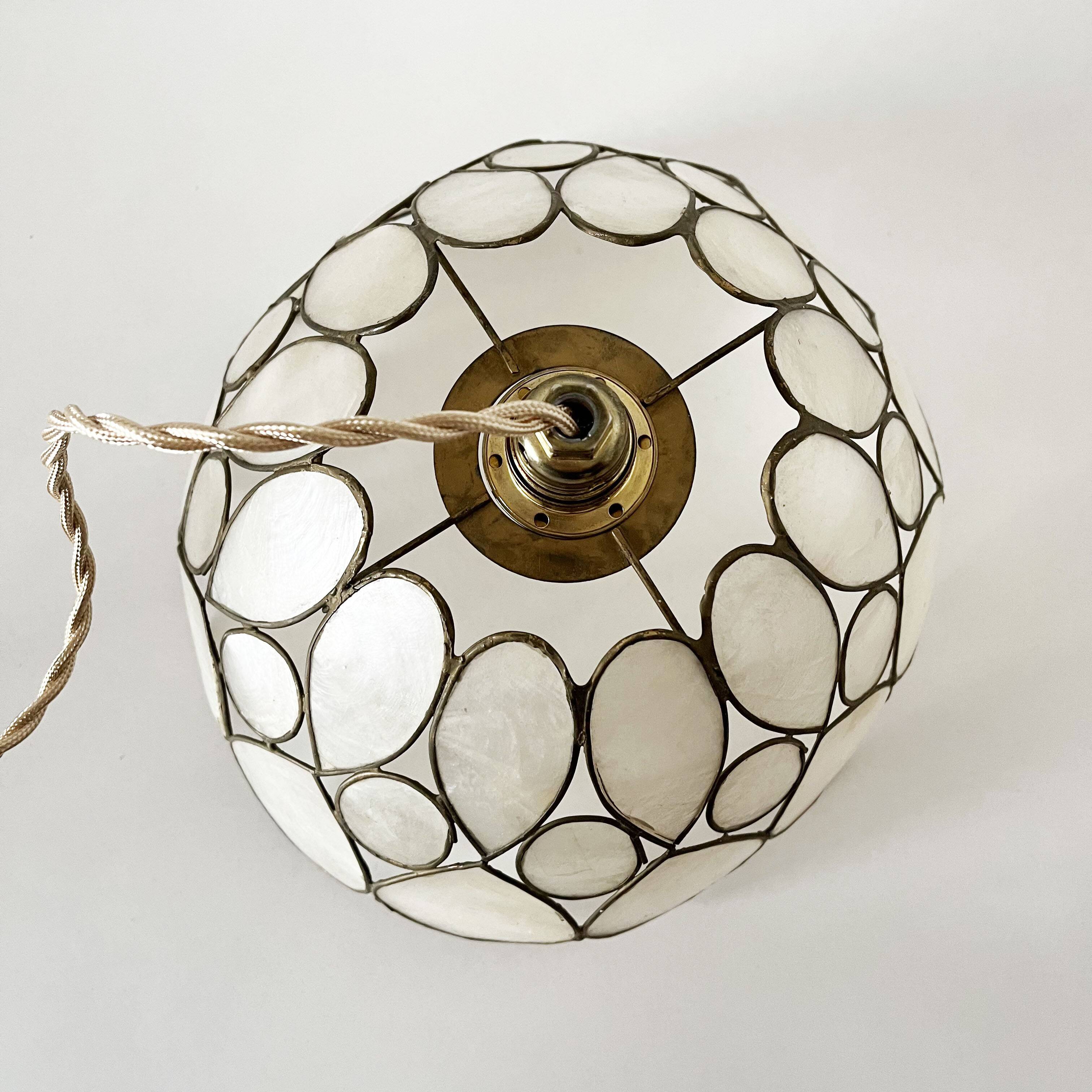 Mother-of-pearl petal pendant lamp
