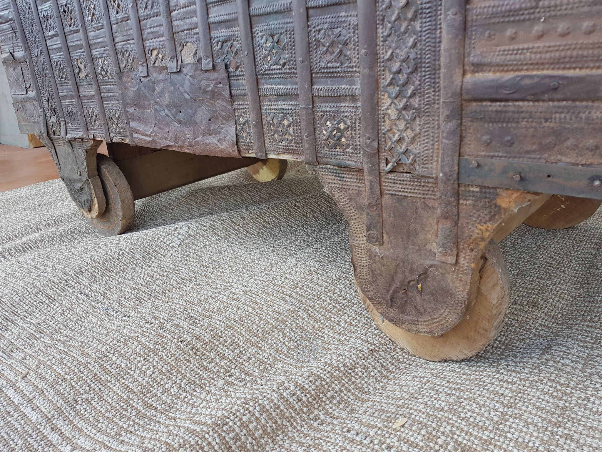 Coffre ancien indien vintage  sur roues en bois début 20eme s