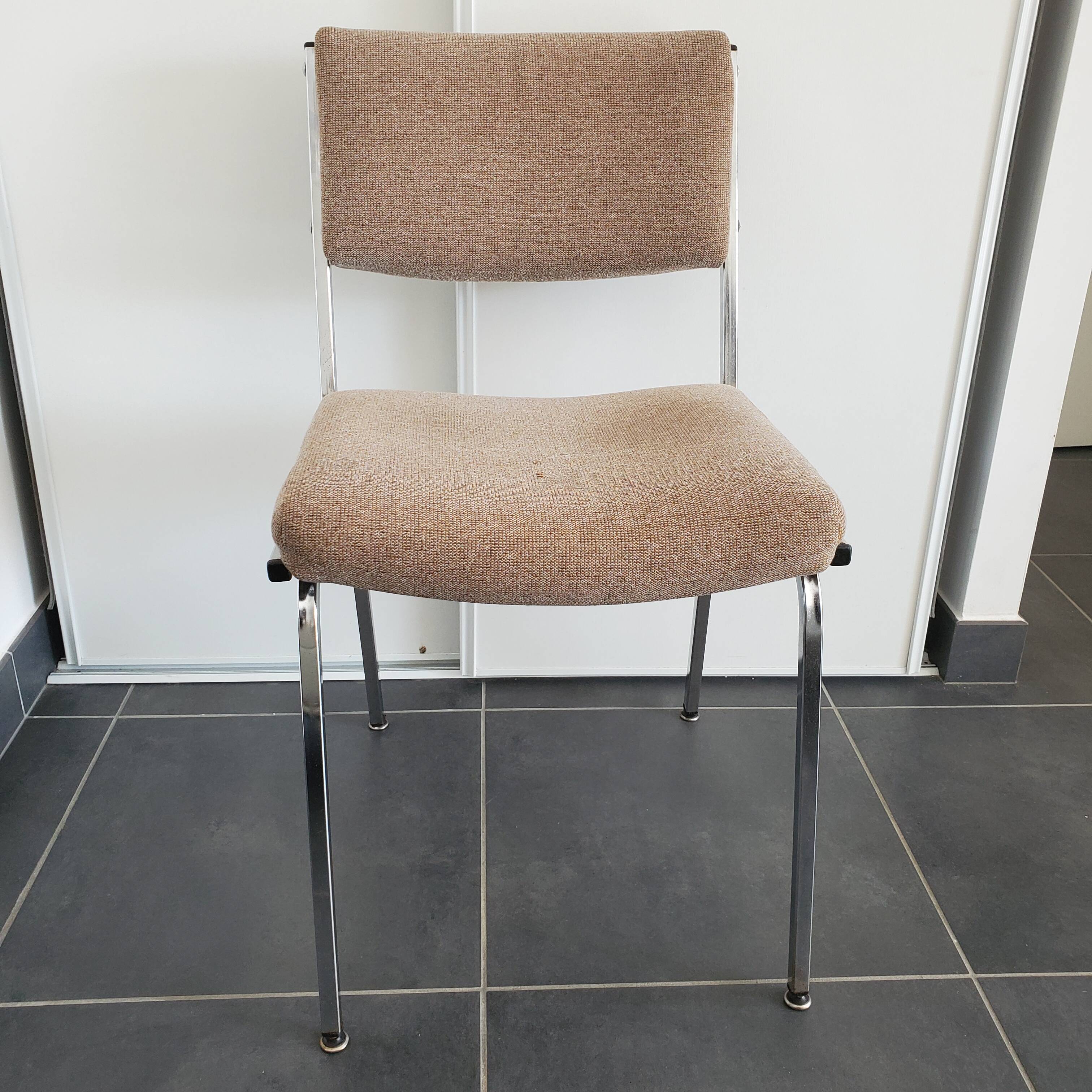 Chaise inclinée métal et assise tissu