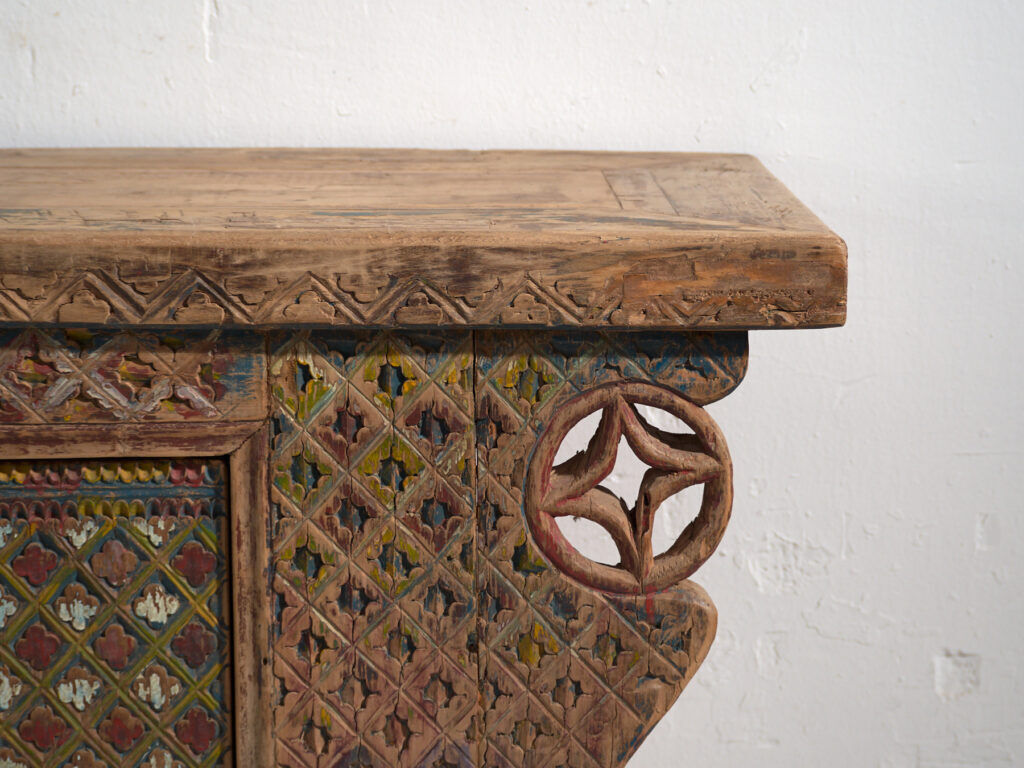 Buffet bas ancien chinois sculpté en sapin à panneaux ornés – Gansu, vers 1930