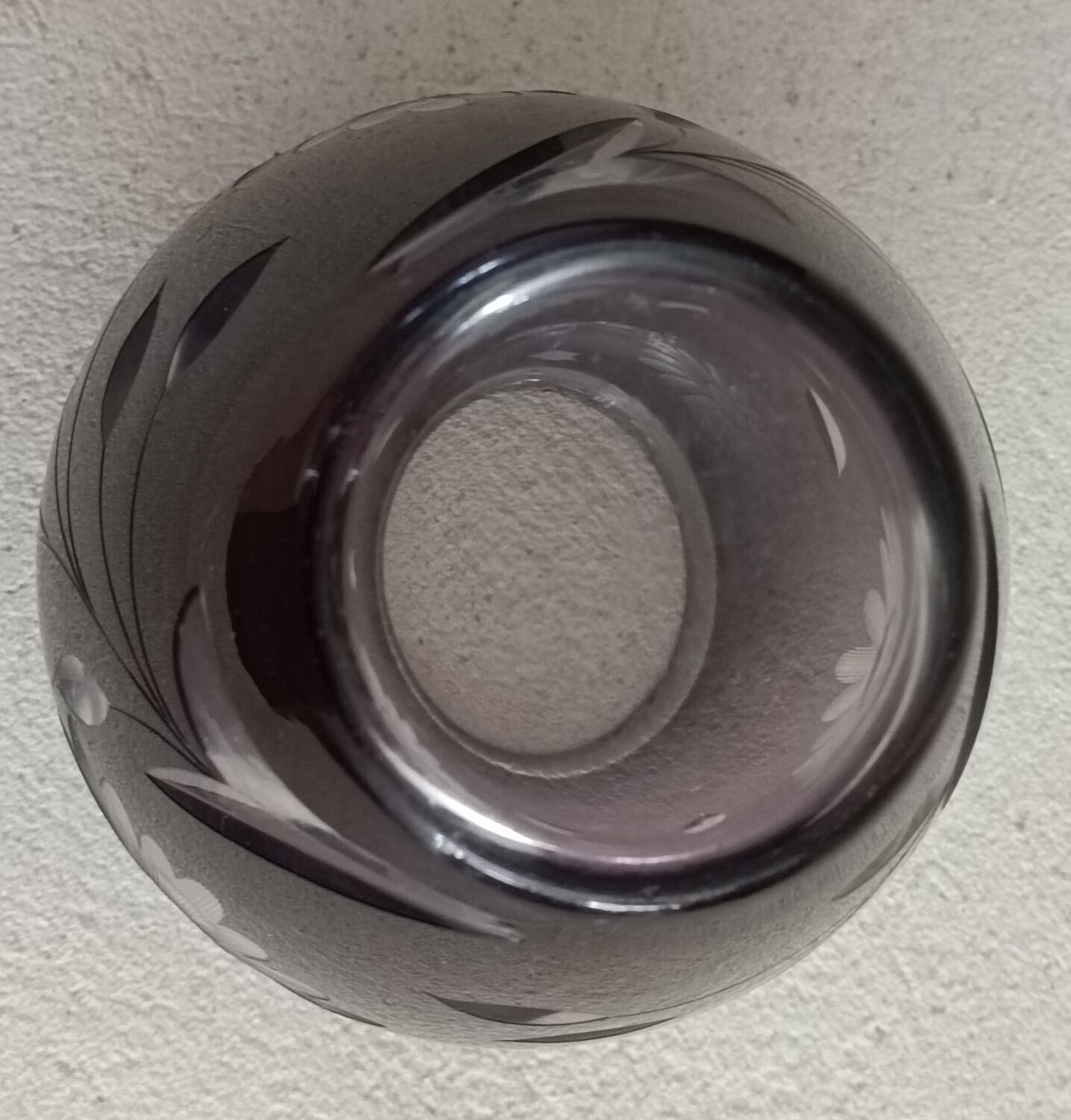 Vase olive en verre taillé