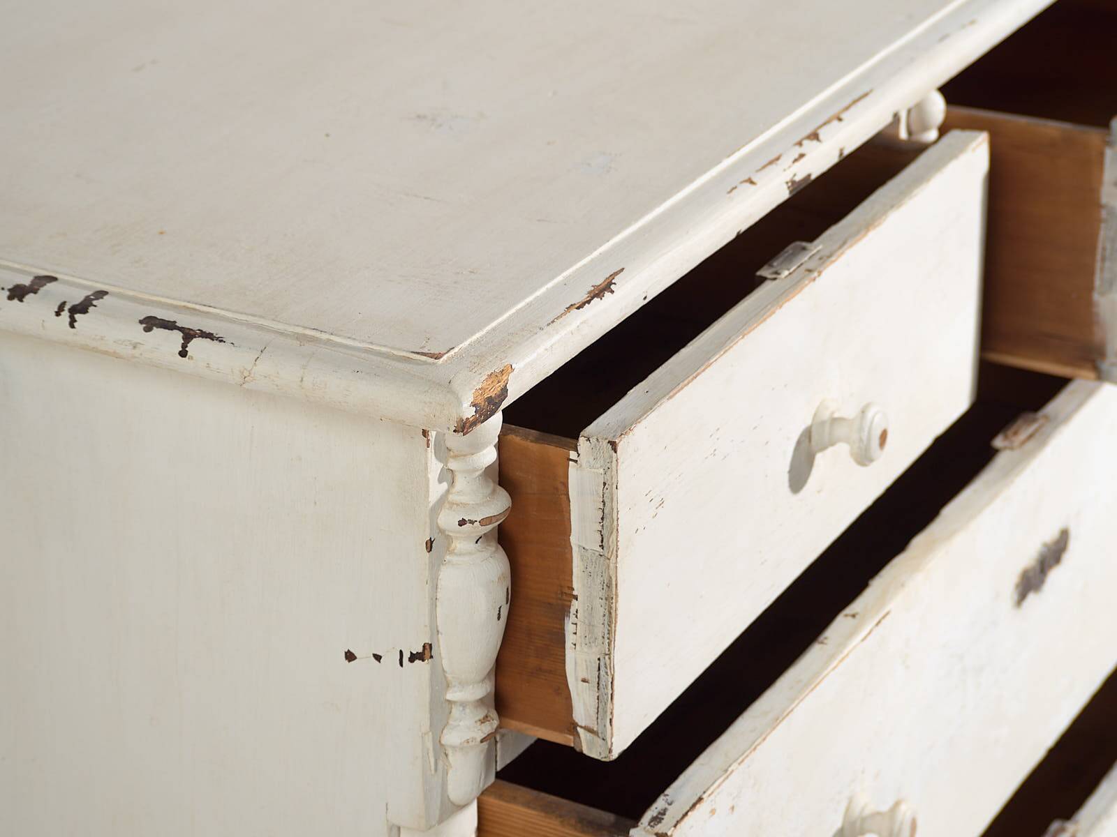 Antique white chest of drawers (c.1920)
