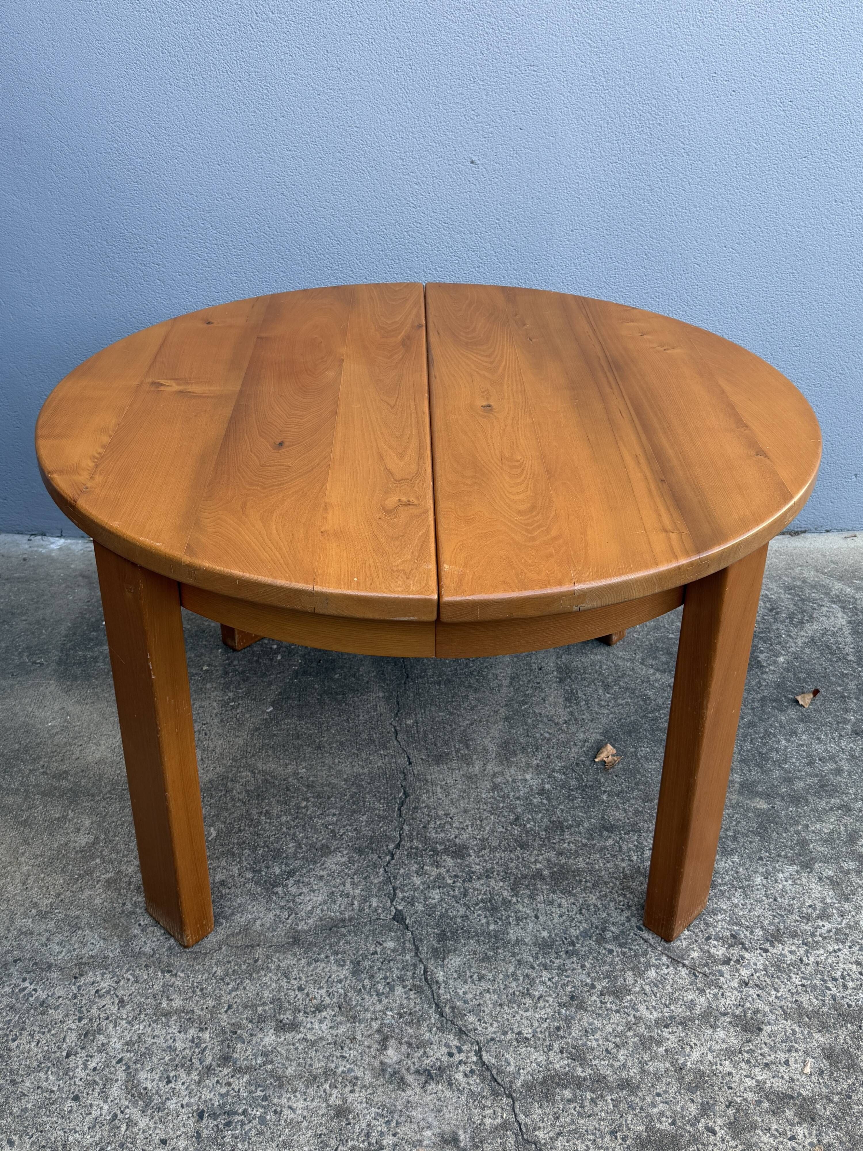 Table ronde en orme massif années 70 Maison Regain