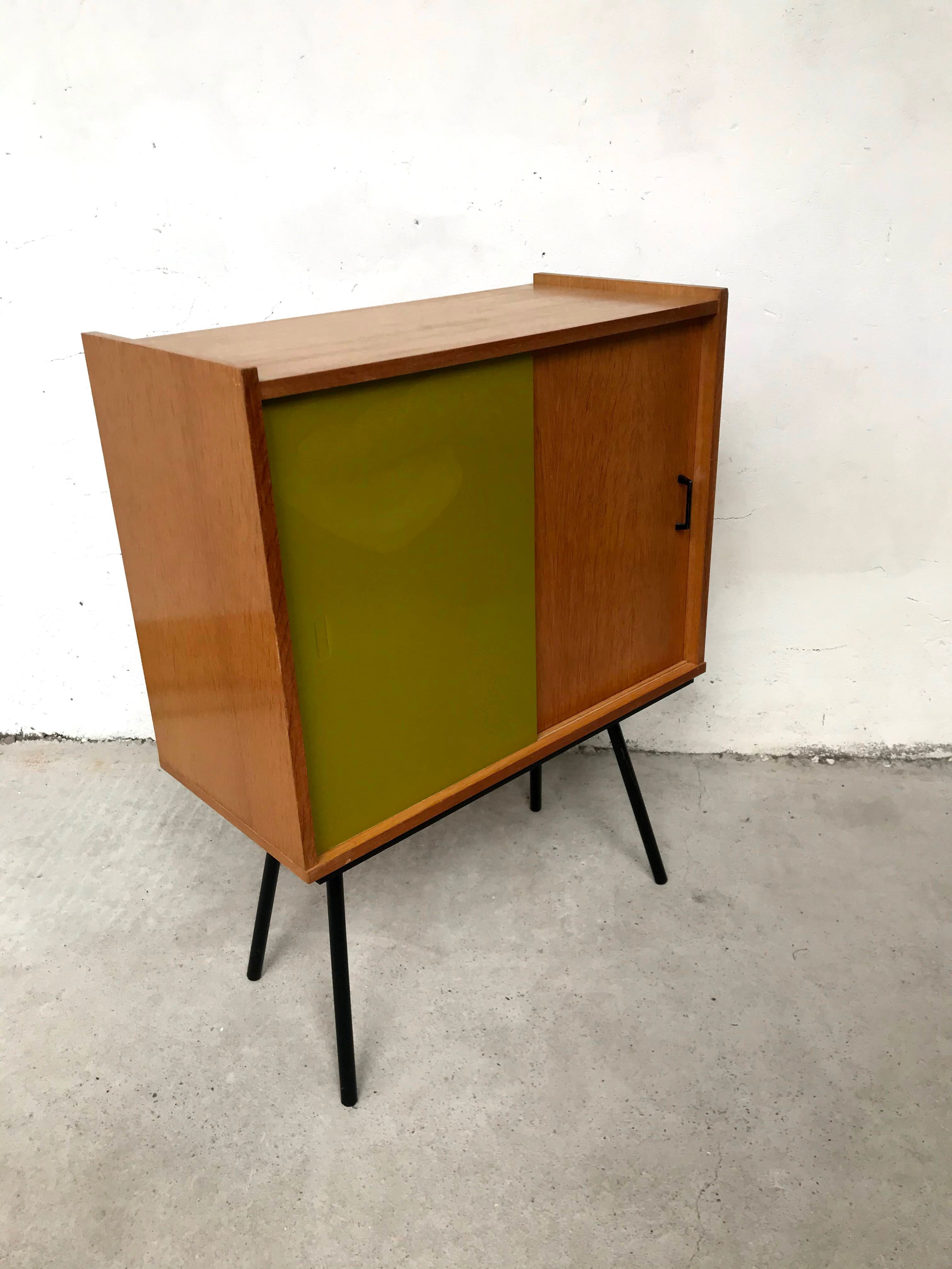 Vitrine petit meuble bois blond vintage années 60