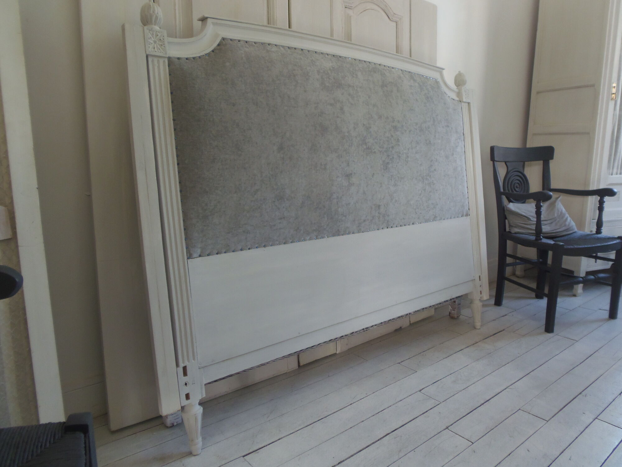 160-style louis XVI style headboard patinated pearl grey waxed finish, lined with grey velvet