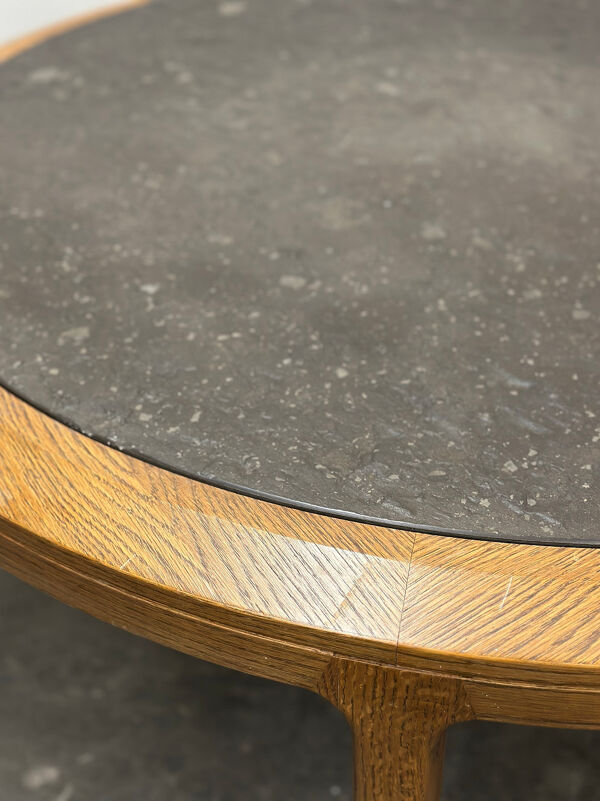 Table basse ronde vintage en ardoise texturée et chêne massif, France, années 1970