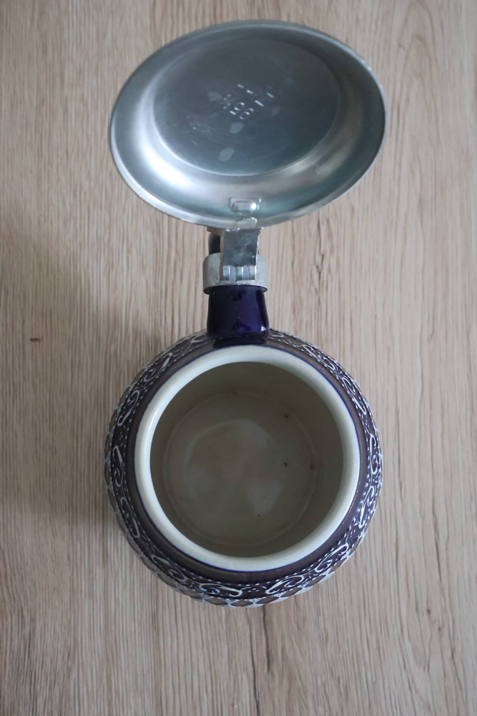 Beer mug with tin lid