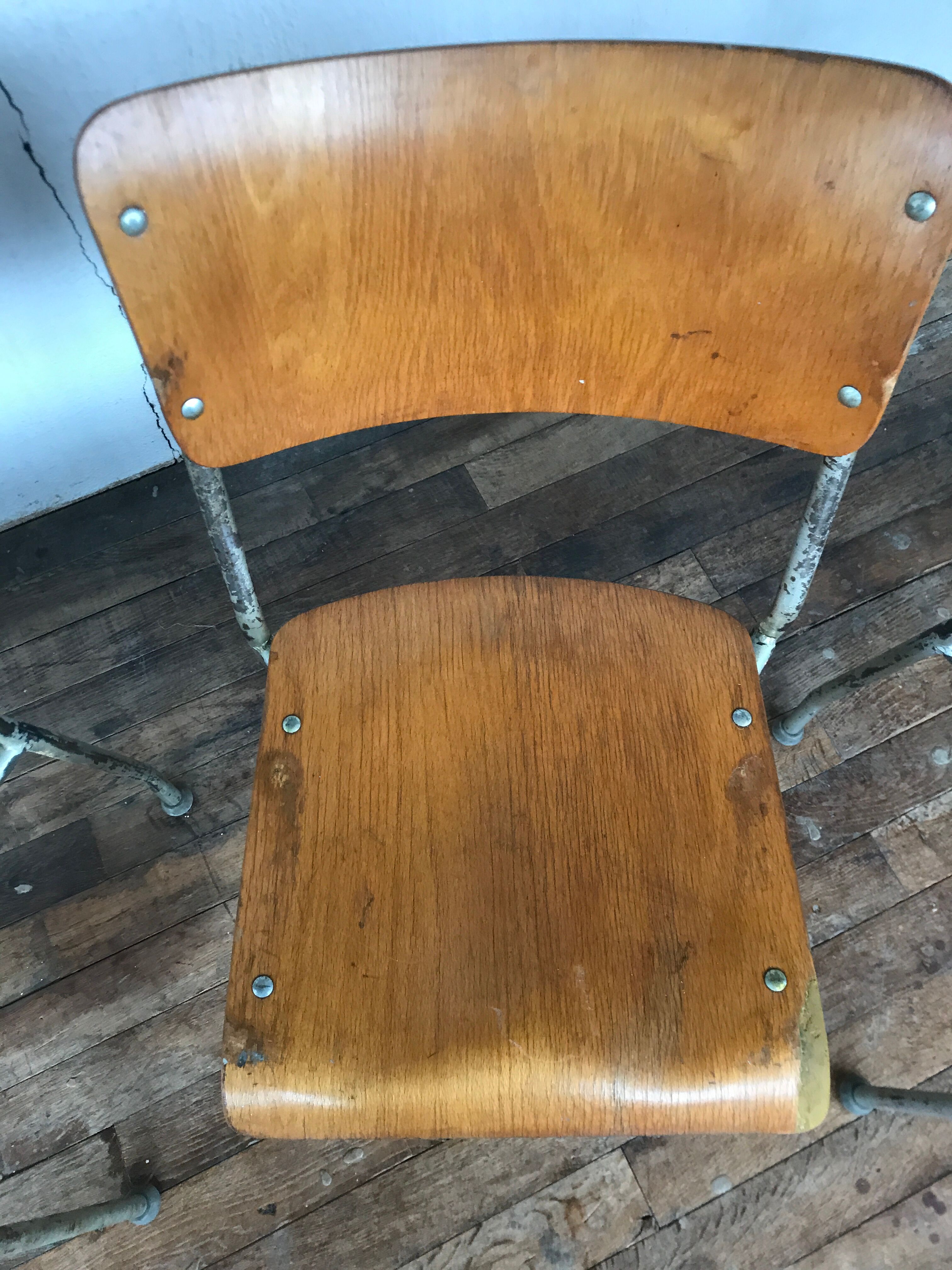 Series of 6 vintage industrial school chairs stackable 1950 thermophorized seating