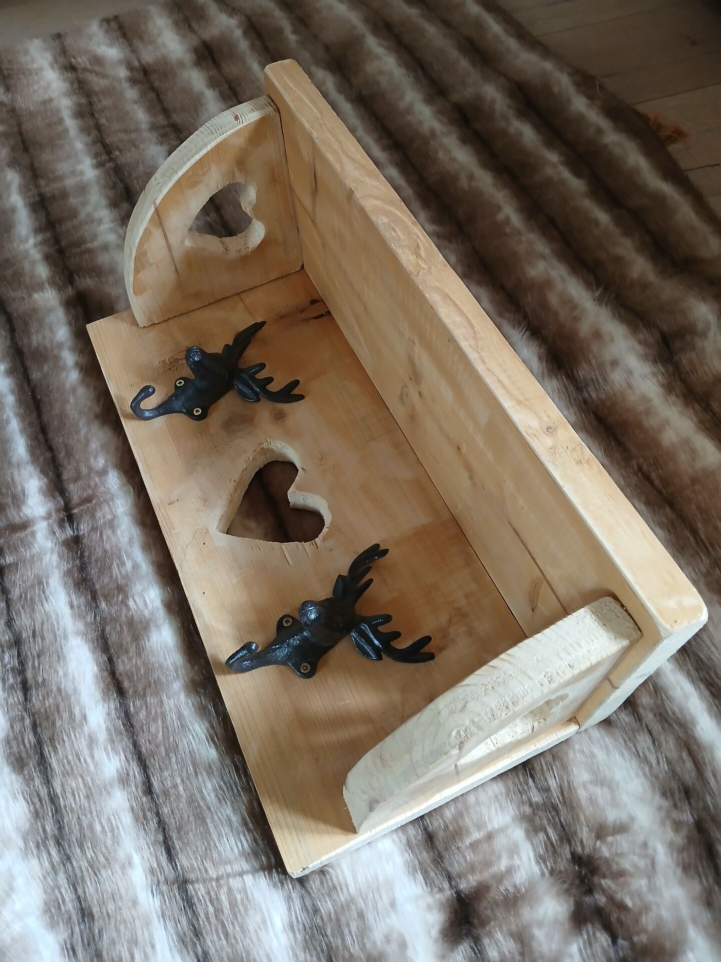 Étagère murale en bois brut