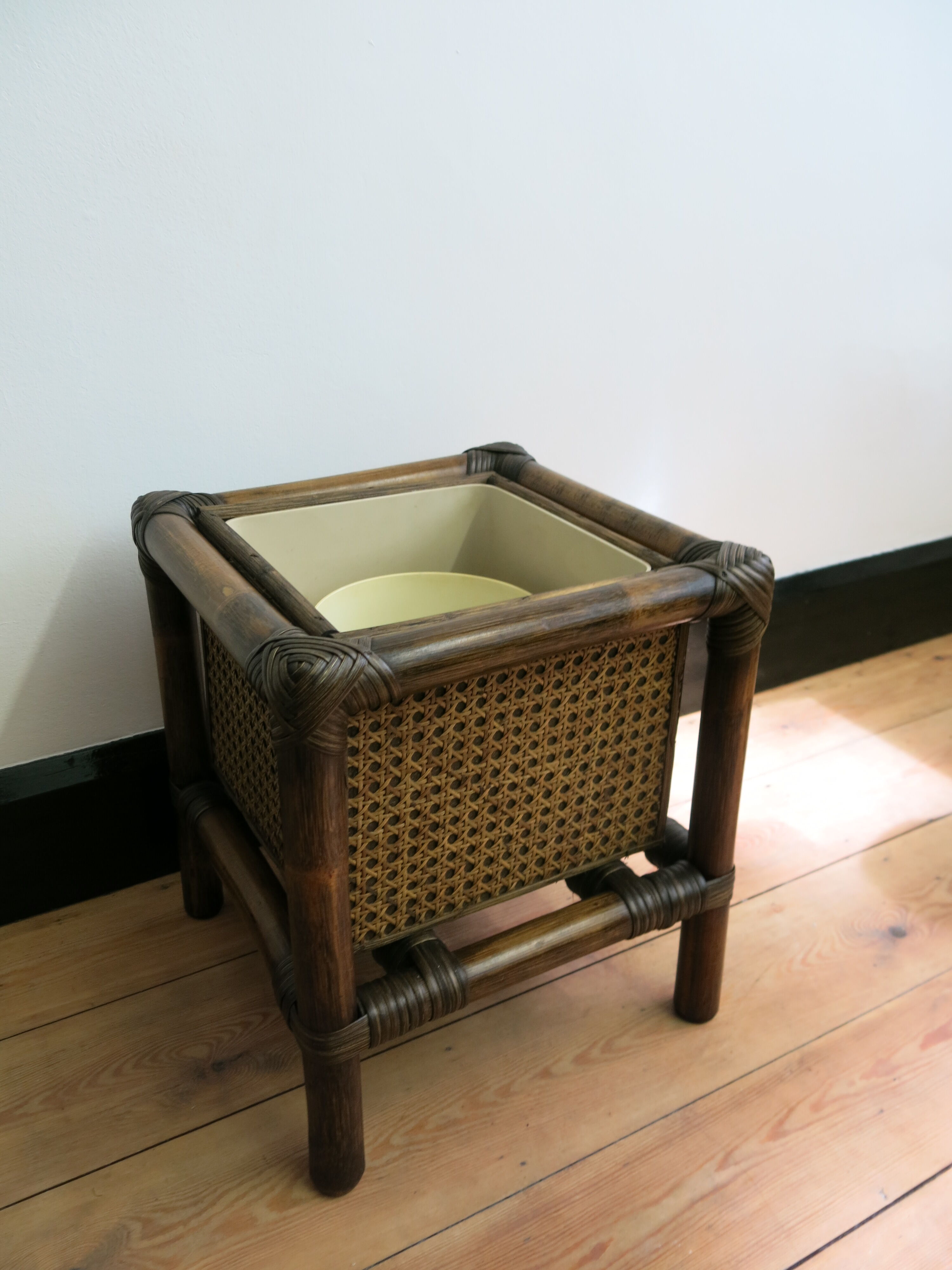 Cache-pot en rotin et cannage