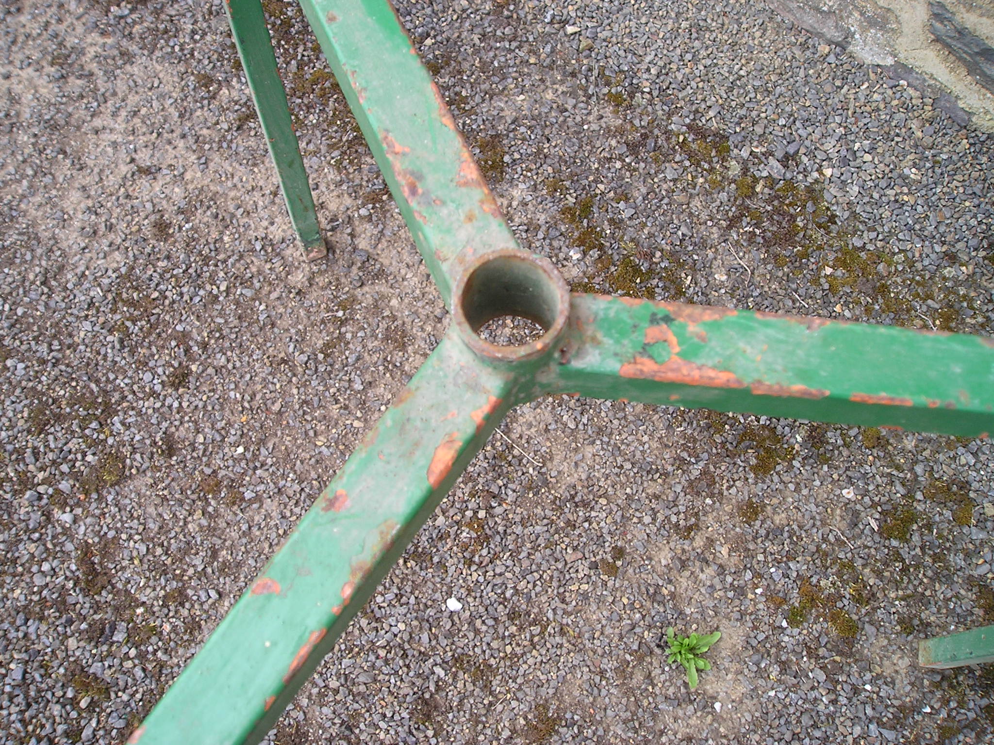 Table de jardin ronde à piètement métal tripode et plateau amovible en aggloméré