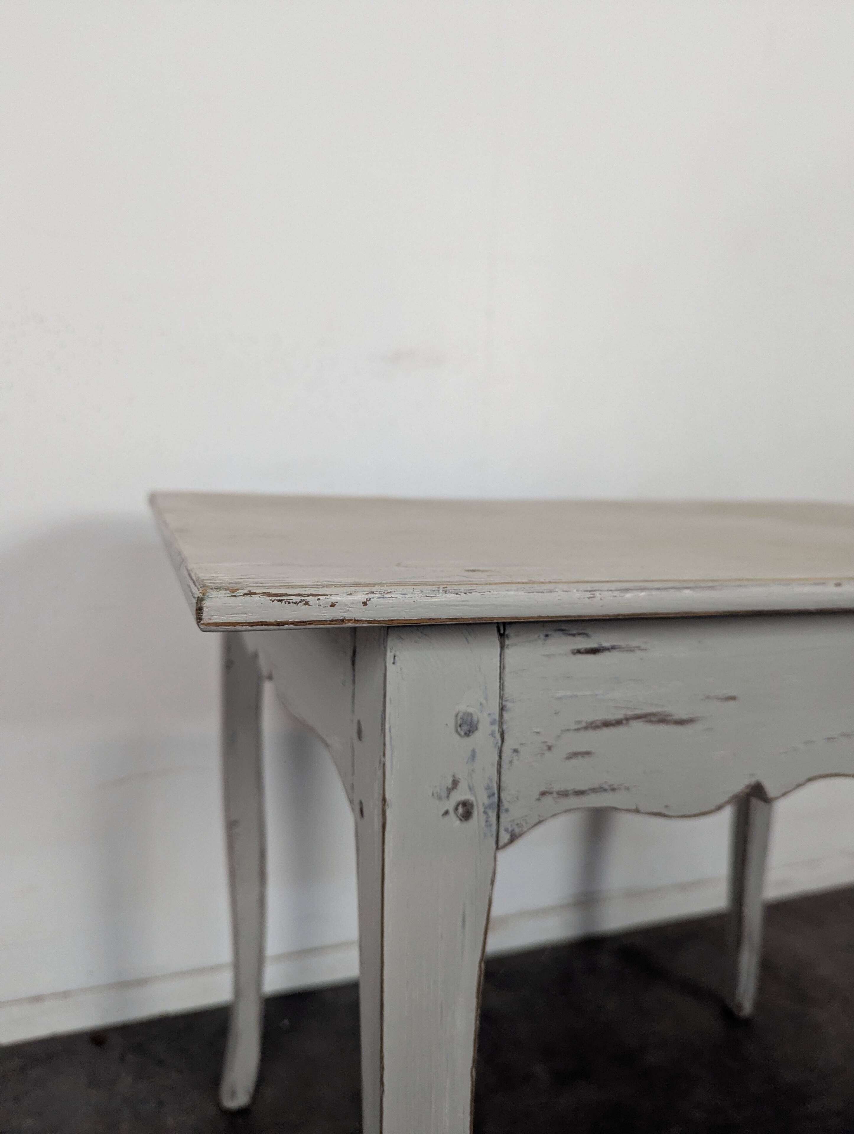 Petite table Louis XV en bois laqué gris