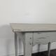 Petite table Louis XV en bois laqué gris
