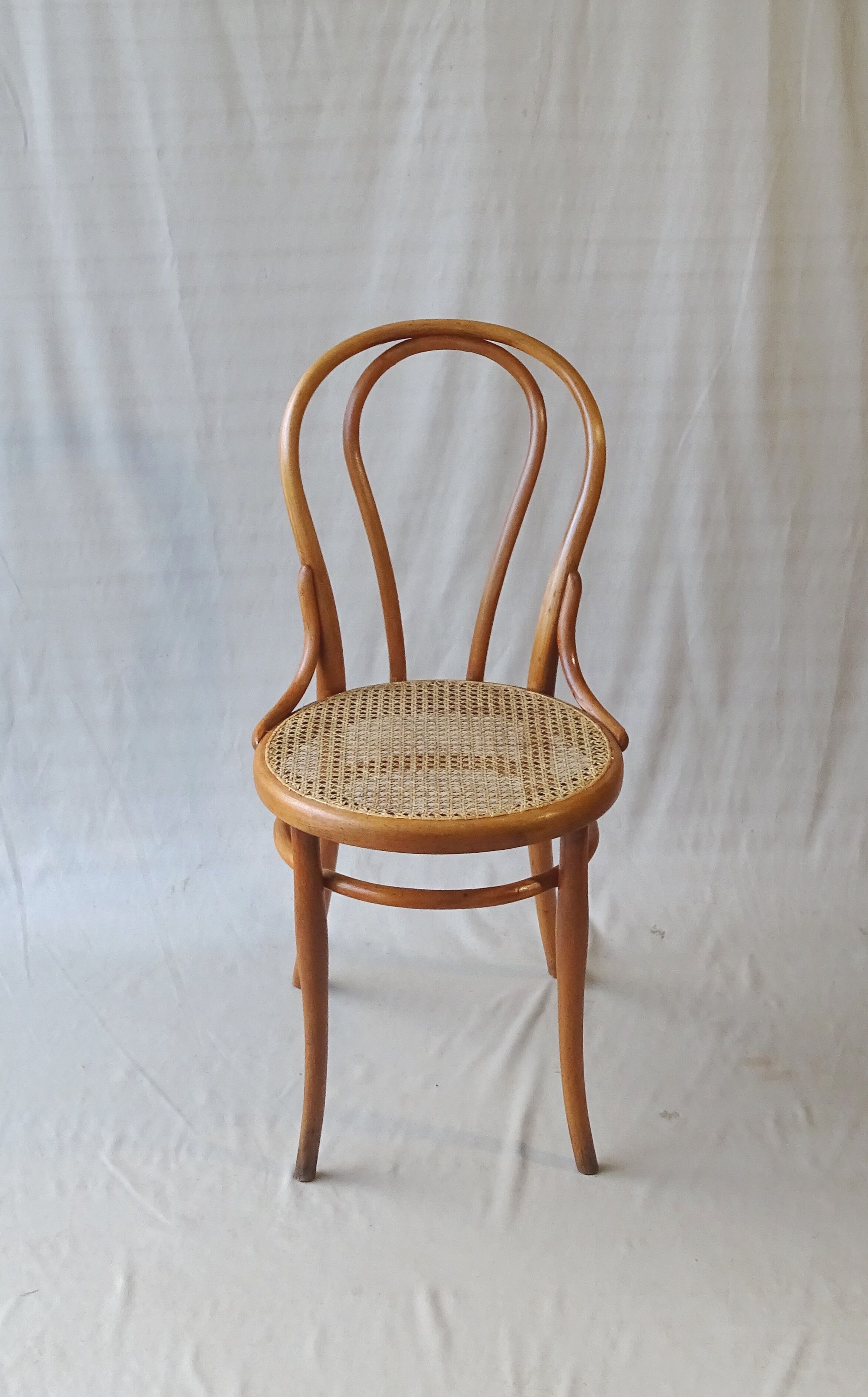 Chaise Thonet N°18, teinte merisier clair, vers 1890, cannée