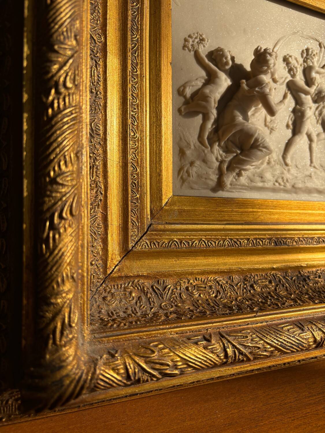 Marble bas-relief tableau of Putti