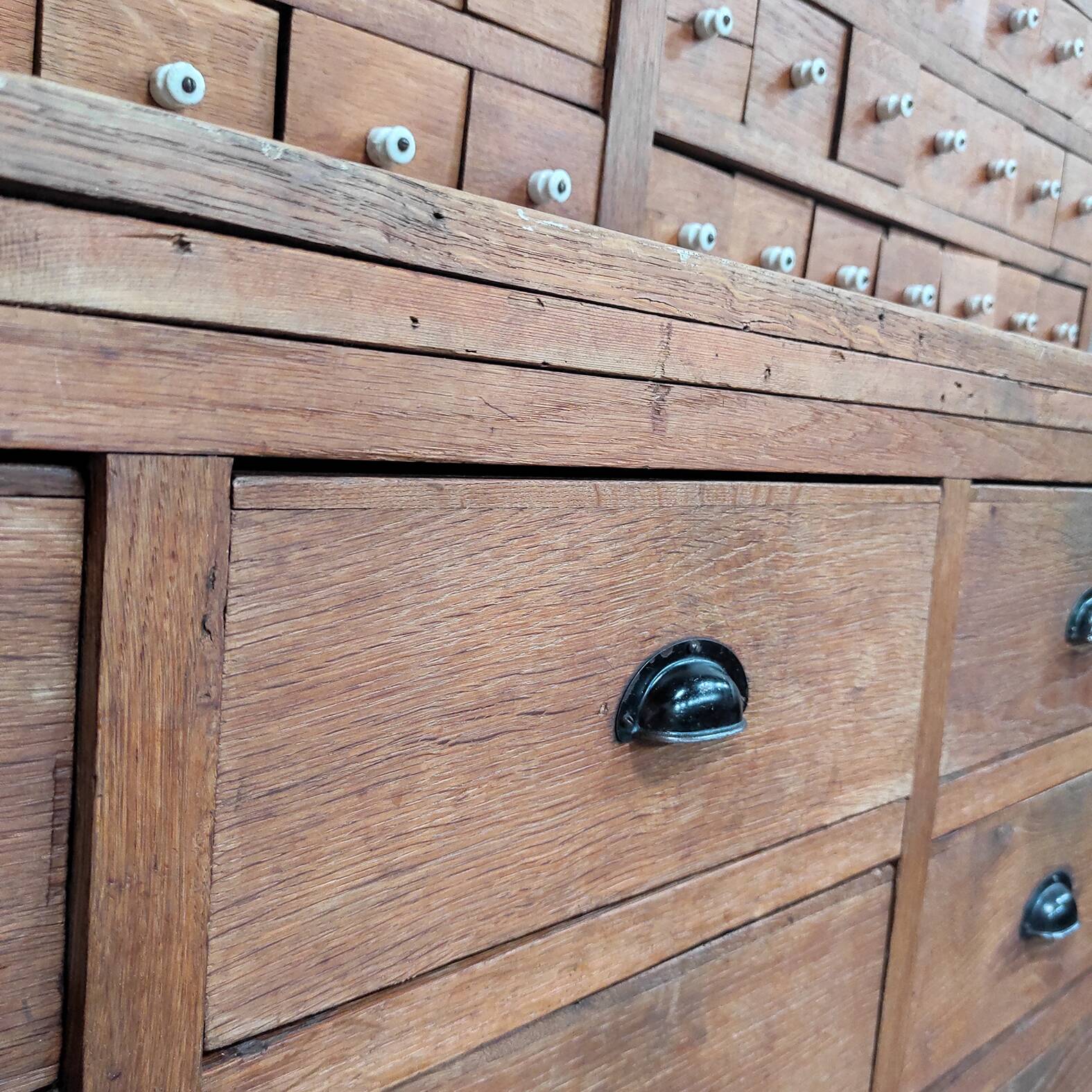 Armoire d'apothicaire de mercerie ancienne