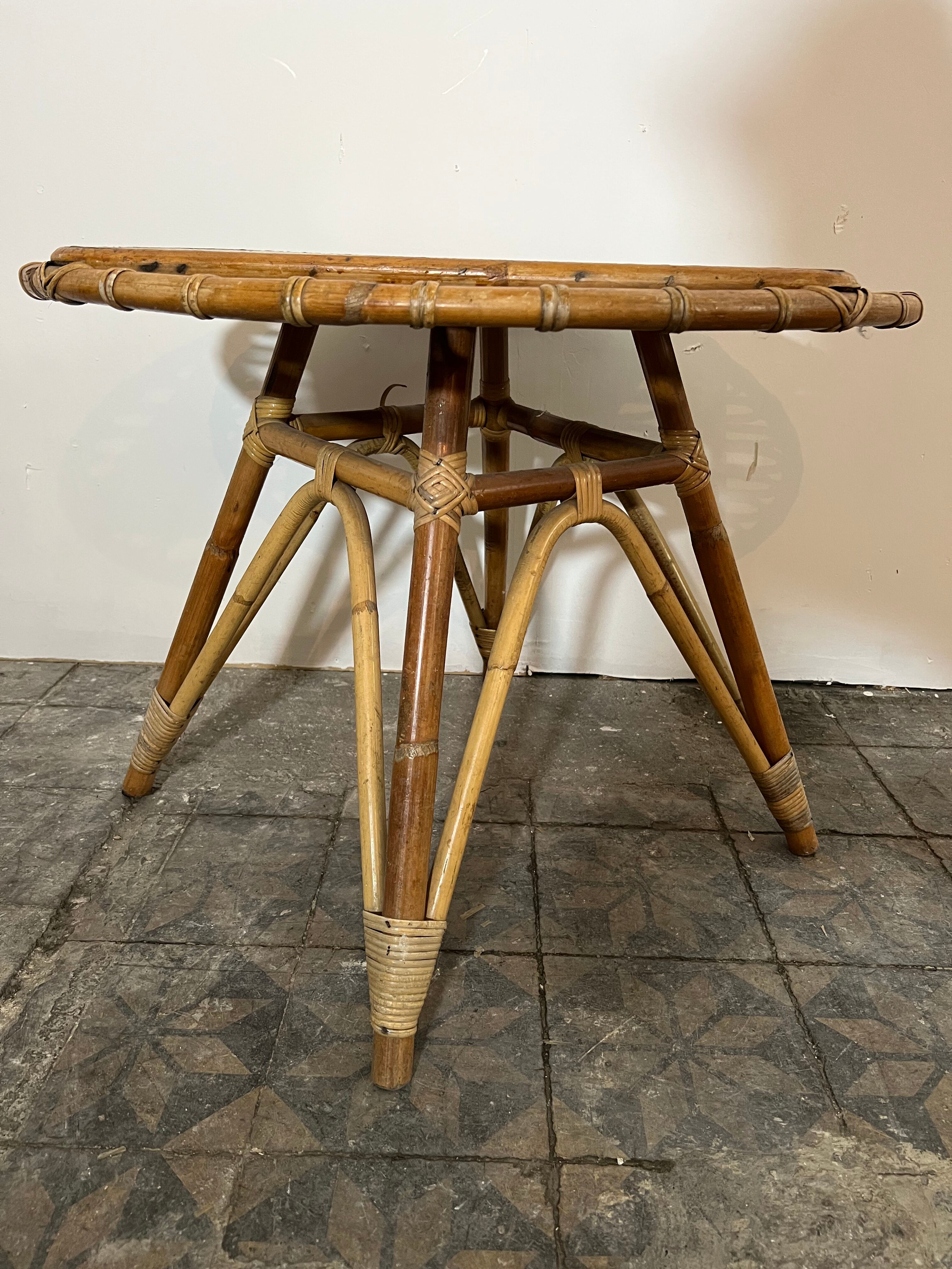 Table basse en rotin vintage