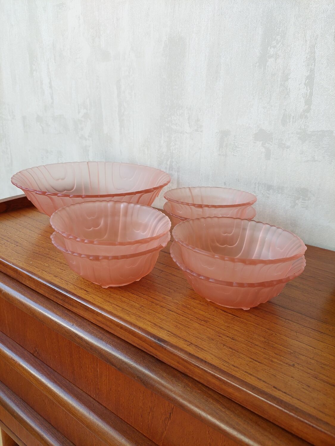Ensemble de bols en verre dépoli rose