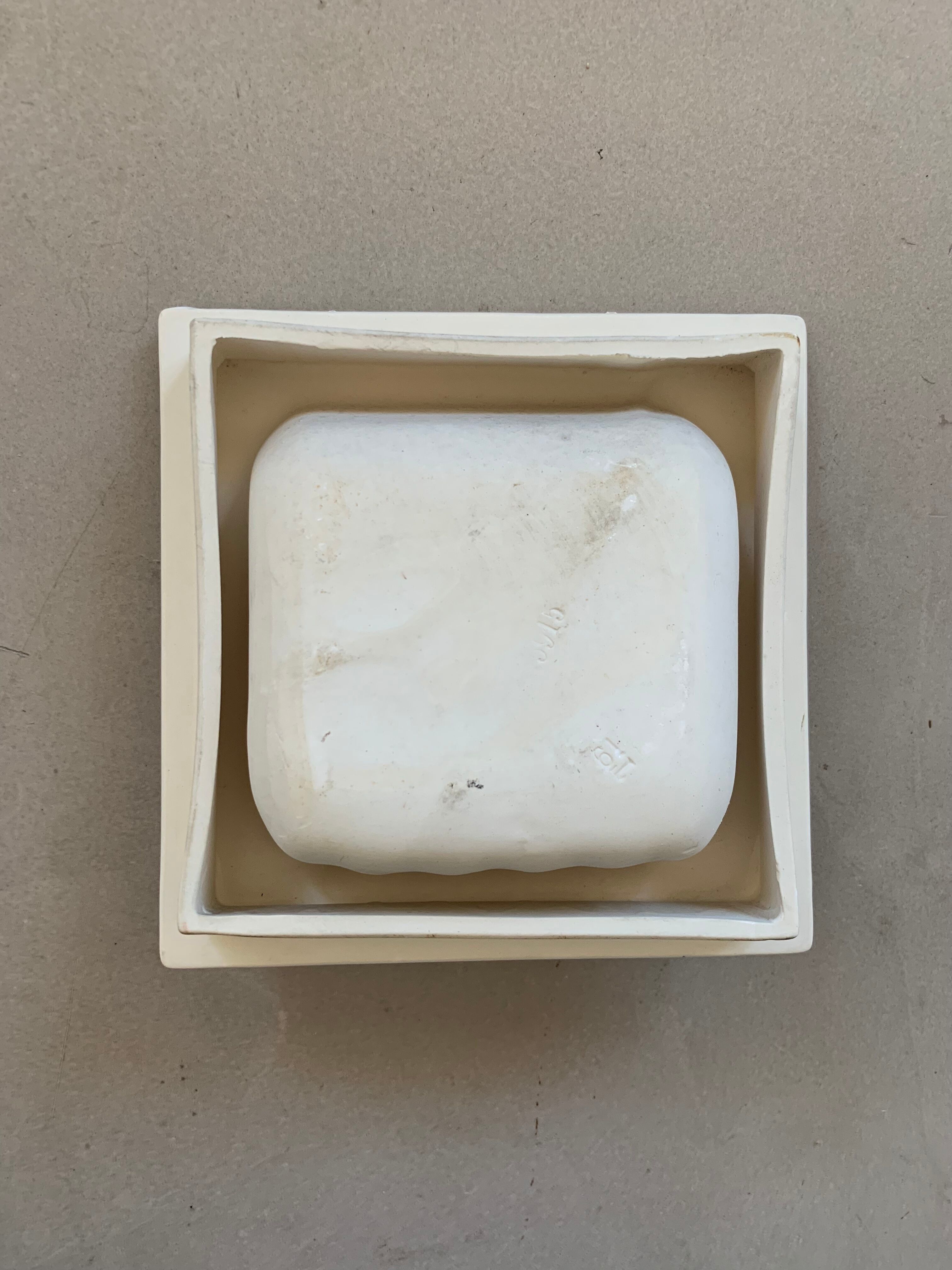 Built-in ceramic wall soap dish