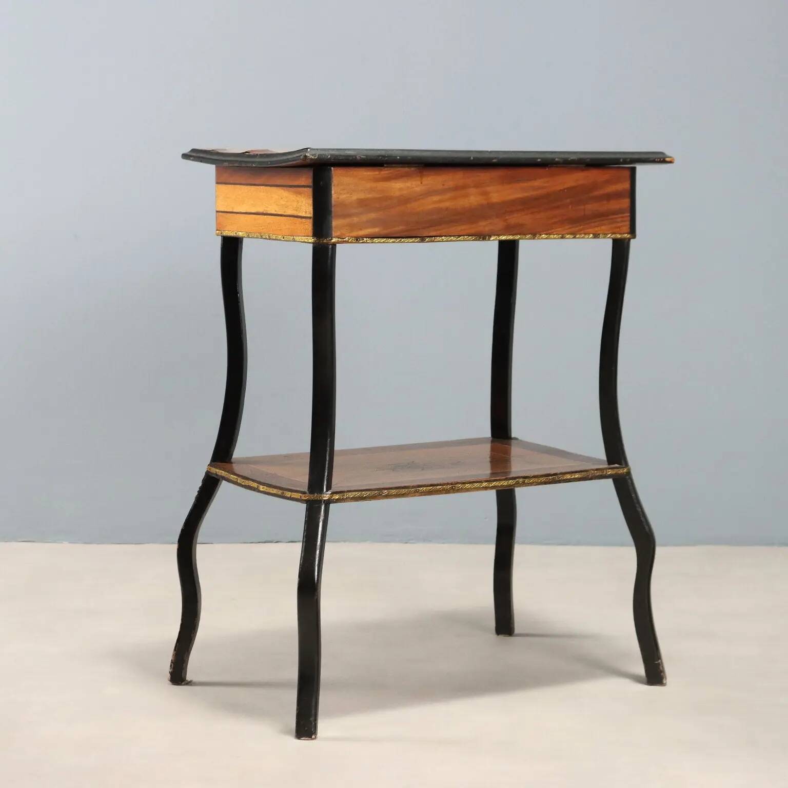Antique sewing table in various types of wood, 19th century.