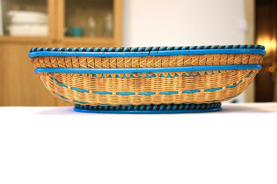 Presentation basket in woven and hand-painted wicker